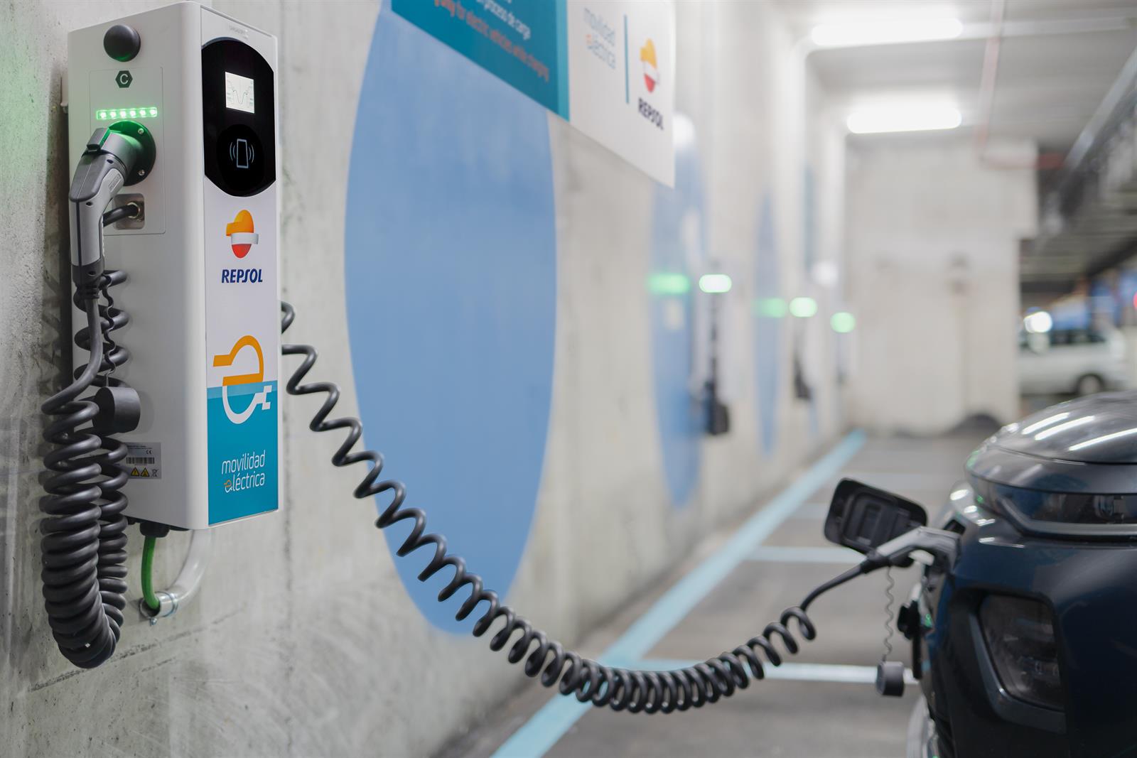Repsol se perfila como ganador para instalar más de 1.000 puntos de recarga en 80 estaciones de tren de Adif