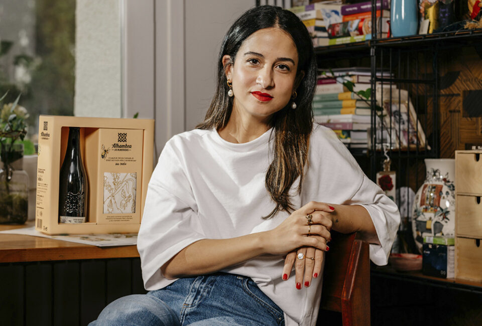 Cervezas Alhambra y la ilustradora Ana Jarén crean un ‘pack’ especial para vestir las mesas navideñas