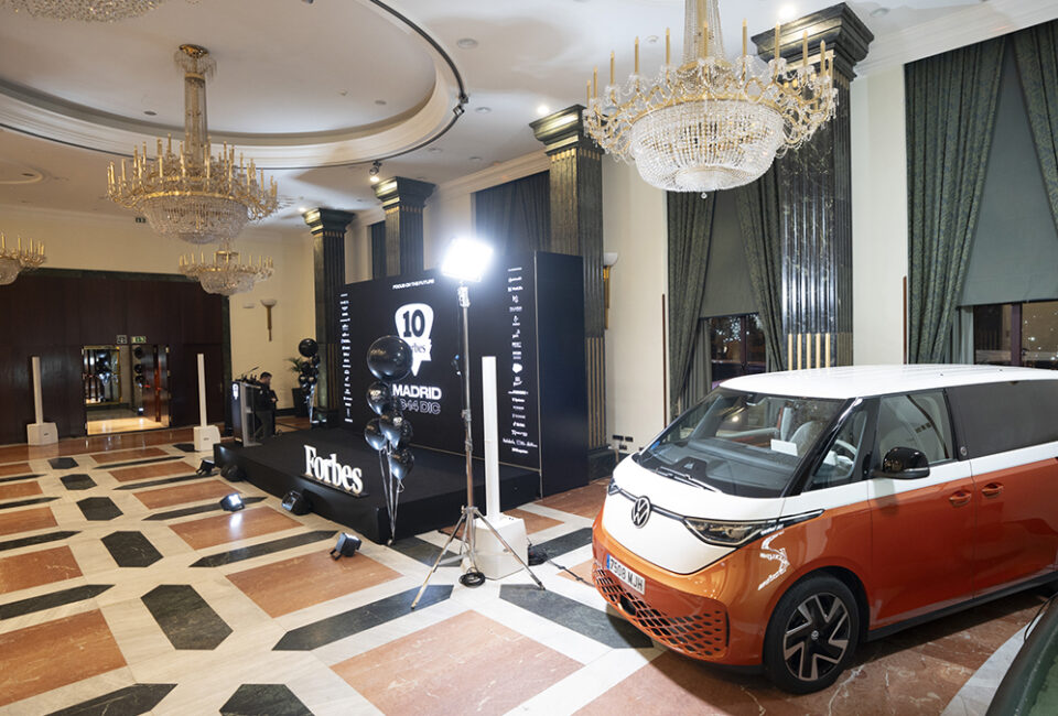 Forbes celebra en Madrid su X aniversario en España acompañada por Volkswagen ID. Buzz