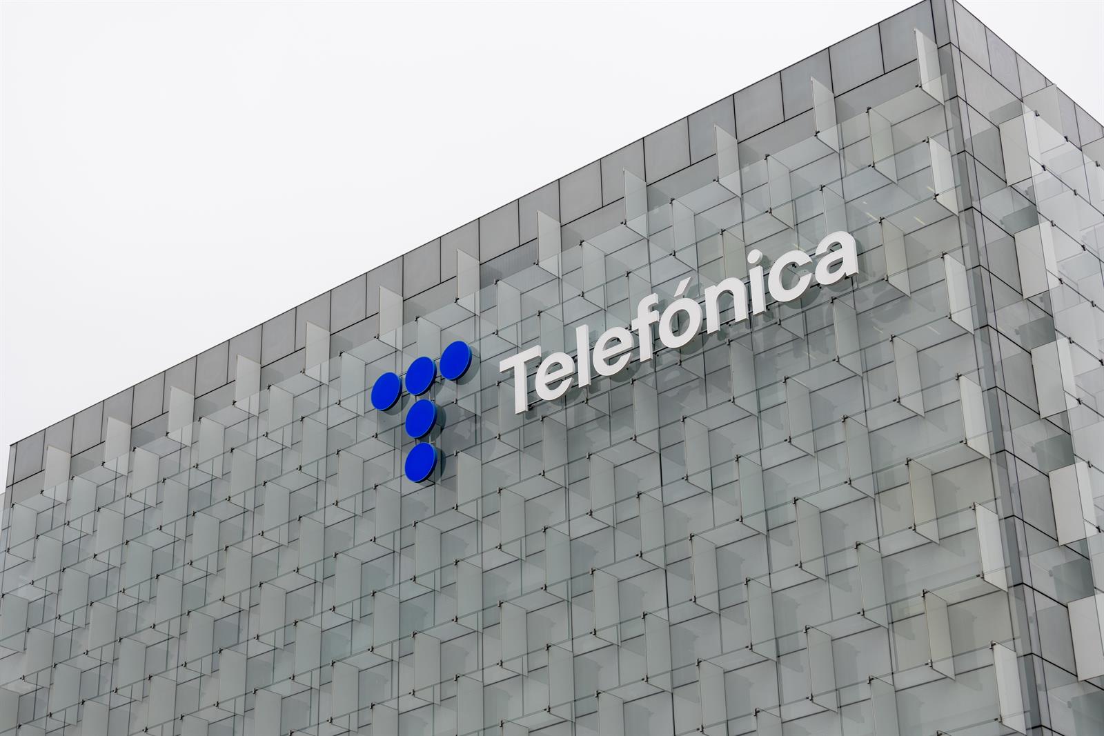 Telefónica y los sindicatos constituirán mañana las mesas de negociación del ERE