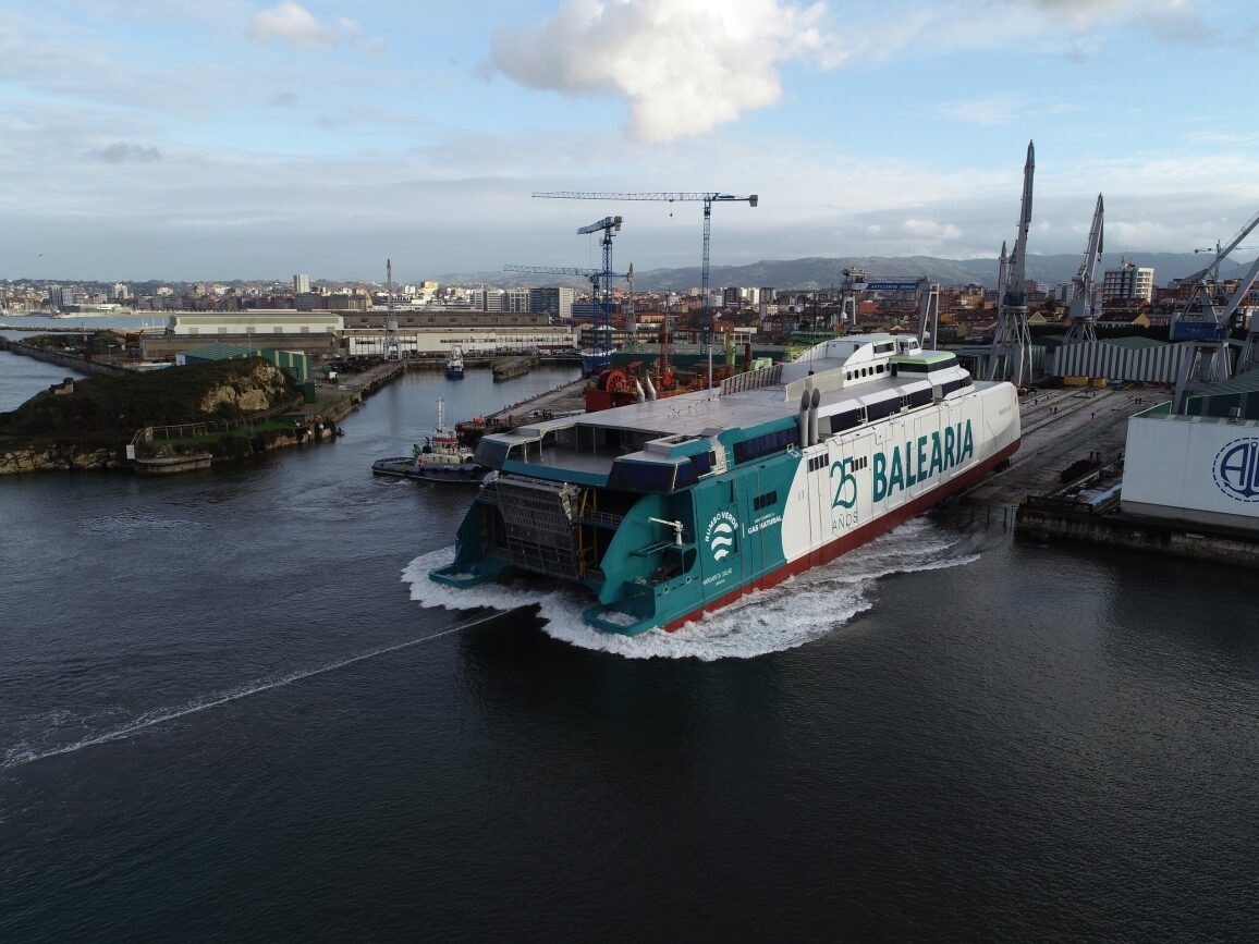 Balearia bota su segundo ‘fast ferry’ propulsado a gas, en el que han invertido 126 millones