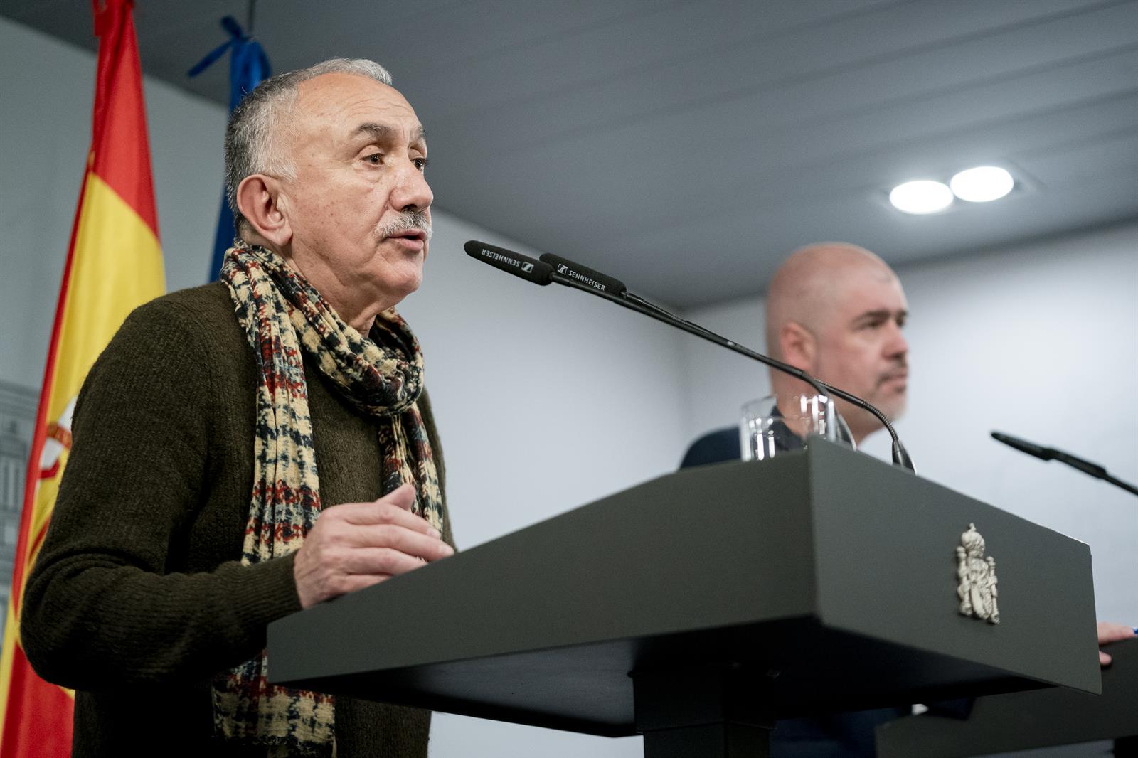 CCOO y UGT piden a Sánchez una reunión tras aprobar por sorpresa la prevalencia de los convenios autonómicos