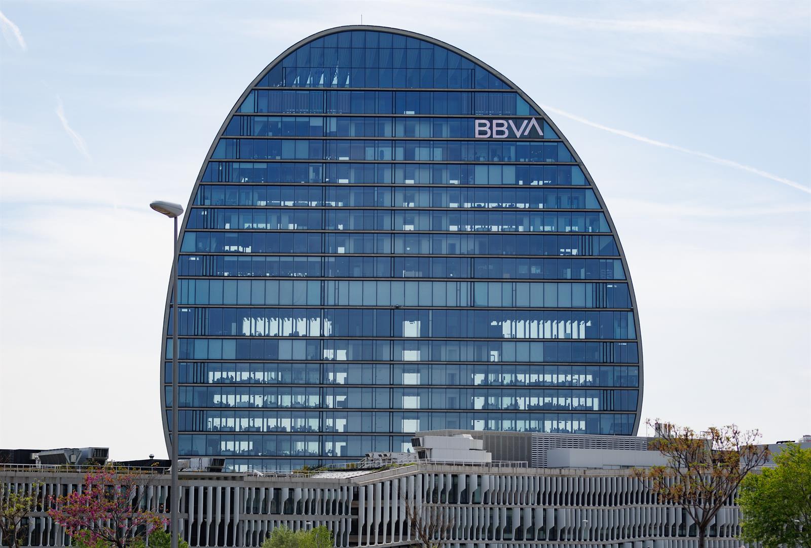 BBVA amplía sus objetivos intermedios de descarbonización para 2030 a la aviación y al transporte marítimo