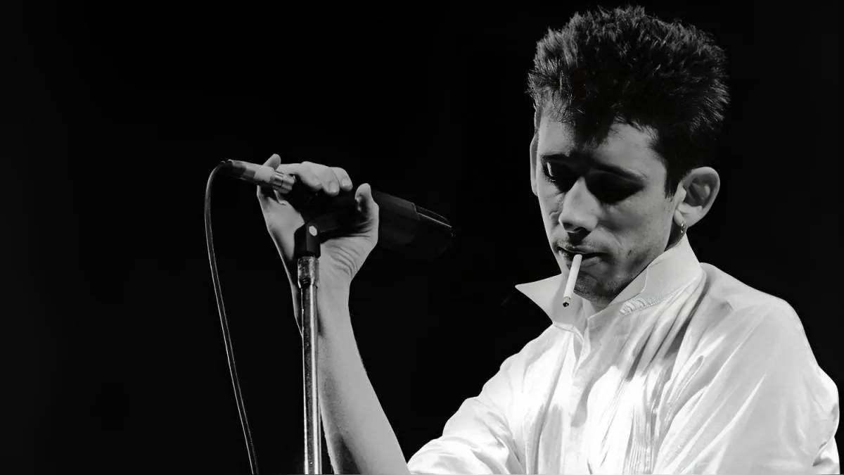 La historia de Shane MacGowan, el músico irlandés que pagó una cuenta de 12.000 dólares en un pub para sus amigos tras su muerte