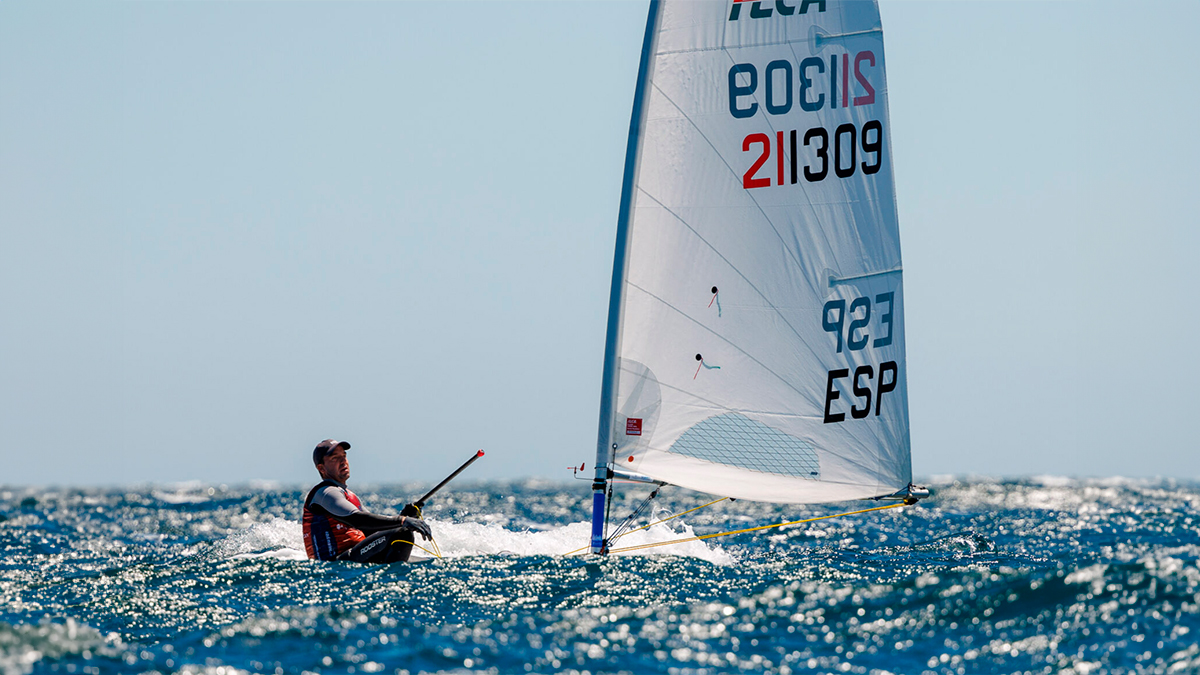 Leo Barreto toma ventaja en el Mundial de ILCA 7 y Joaquín Blanco lidera el grupo Plata