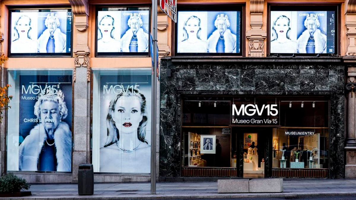 Kate Moss aterriza en una expo en Madrid (mientras reniega de sus 50 años)