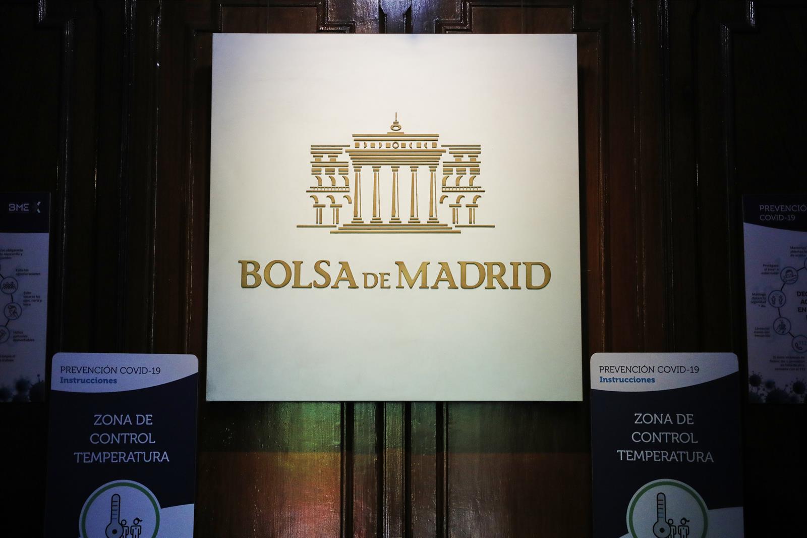 El Ibex 35 mantiene los 9.800 puntos en la apertura (+0,1%) y se da la vuelta tras el arranque (-0,1%)