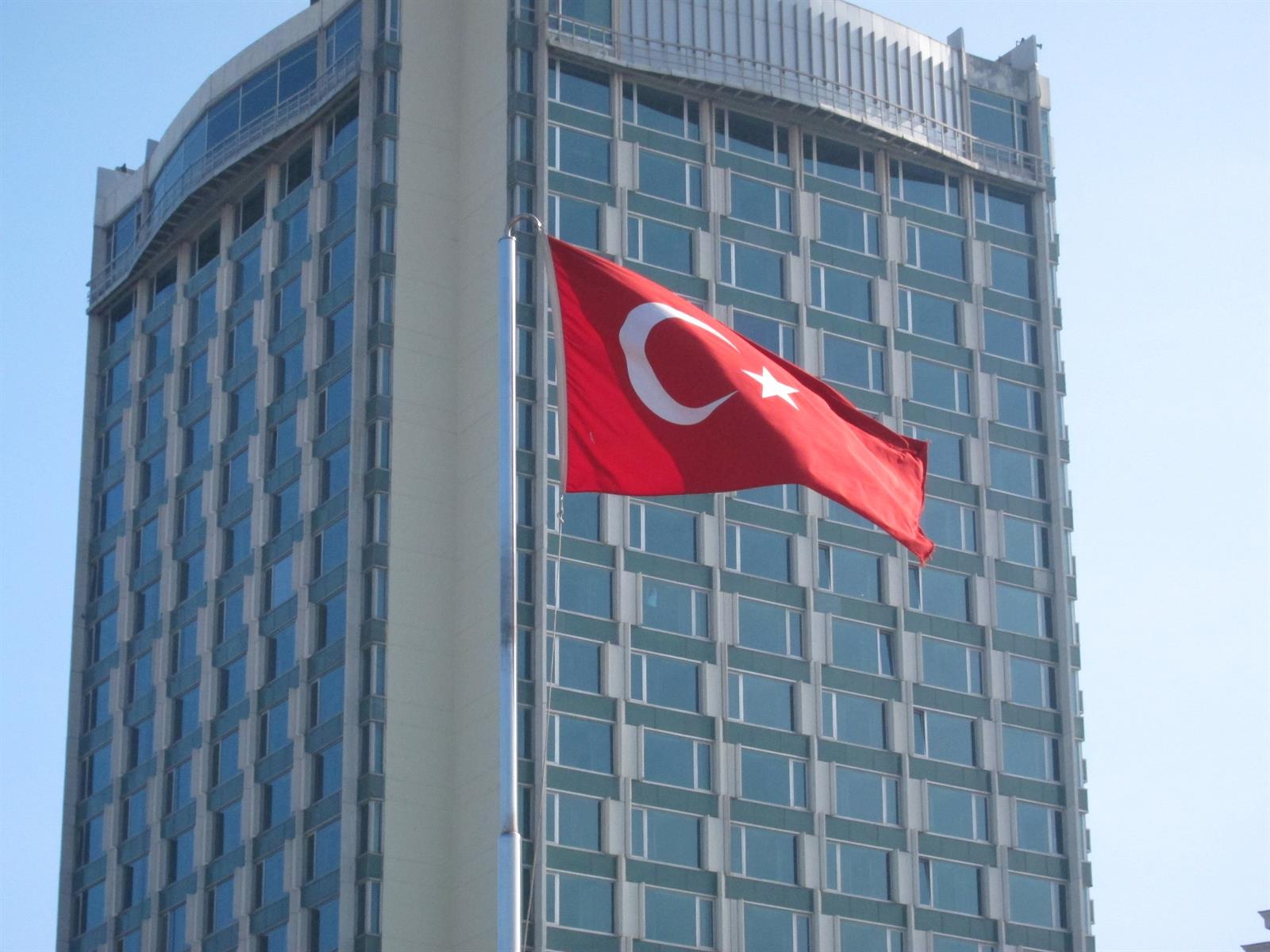Turquía eleva tipos 250 puntos básicos, hasta el 45%, y señala el final del ciclo de subidas