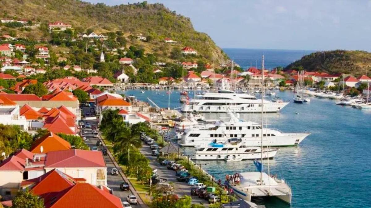 Enfrentamiento de superyates multimillonarios: quién es quién en St. Barths para el Año Nuevo 2024