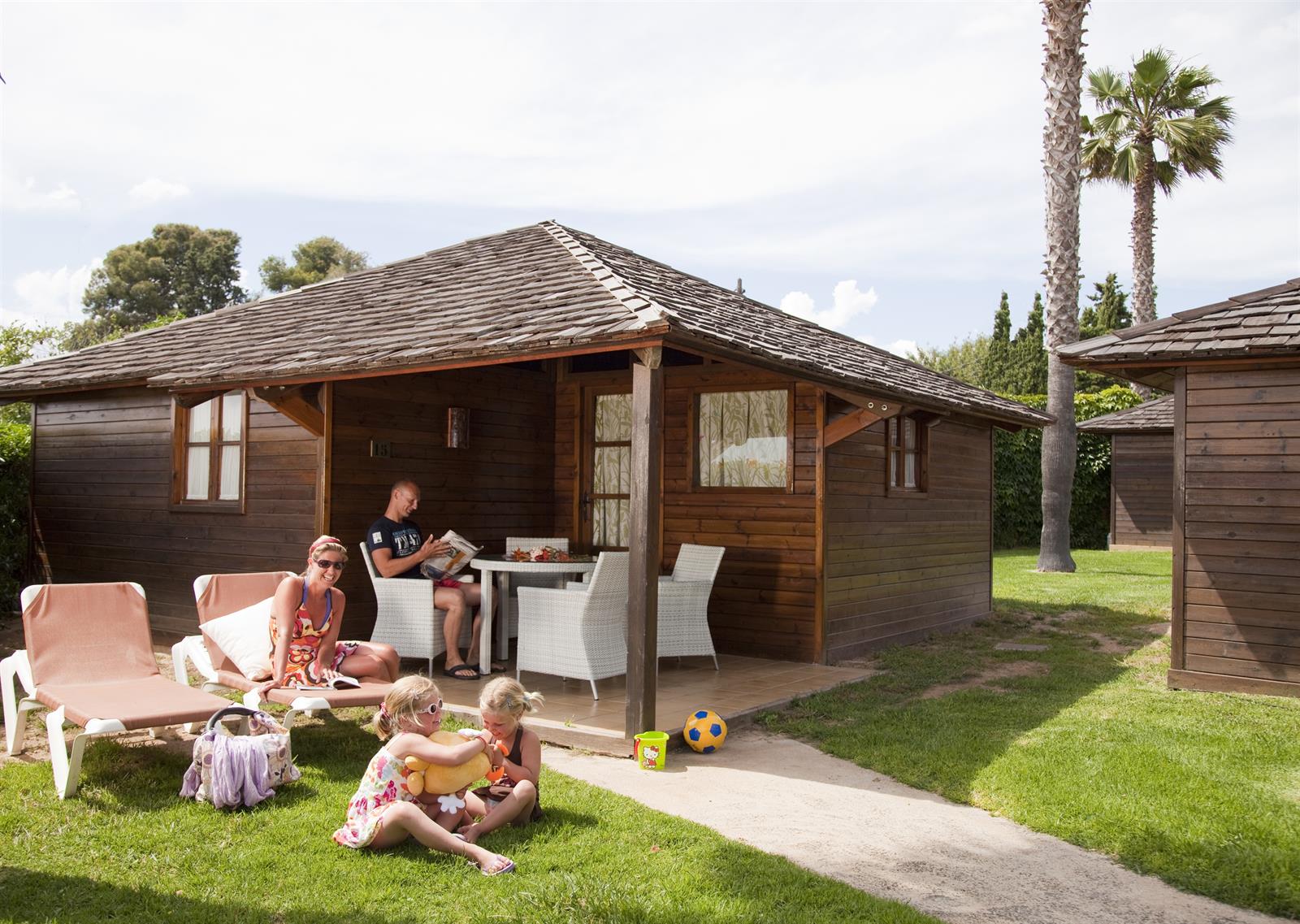 Las pernoctaciones en apartamentos y campings crecen un 4,4% en 2023 superando niveles prepandemia