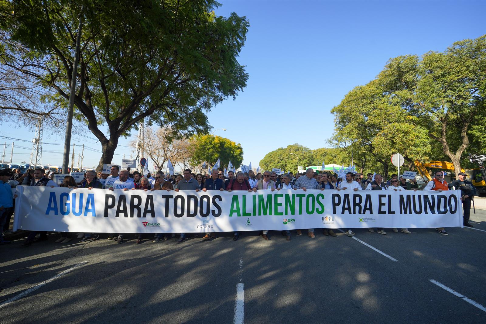 Agricultores cifran en 15.000 personas la asistencia a la protesta en Sevilla que «paraliza» el campo onubense