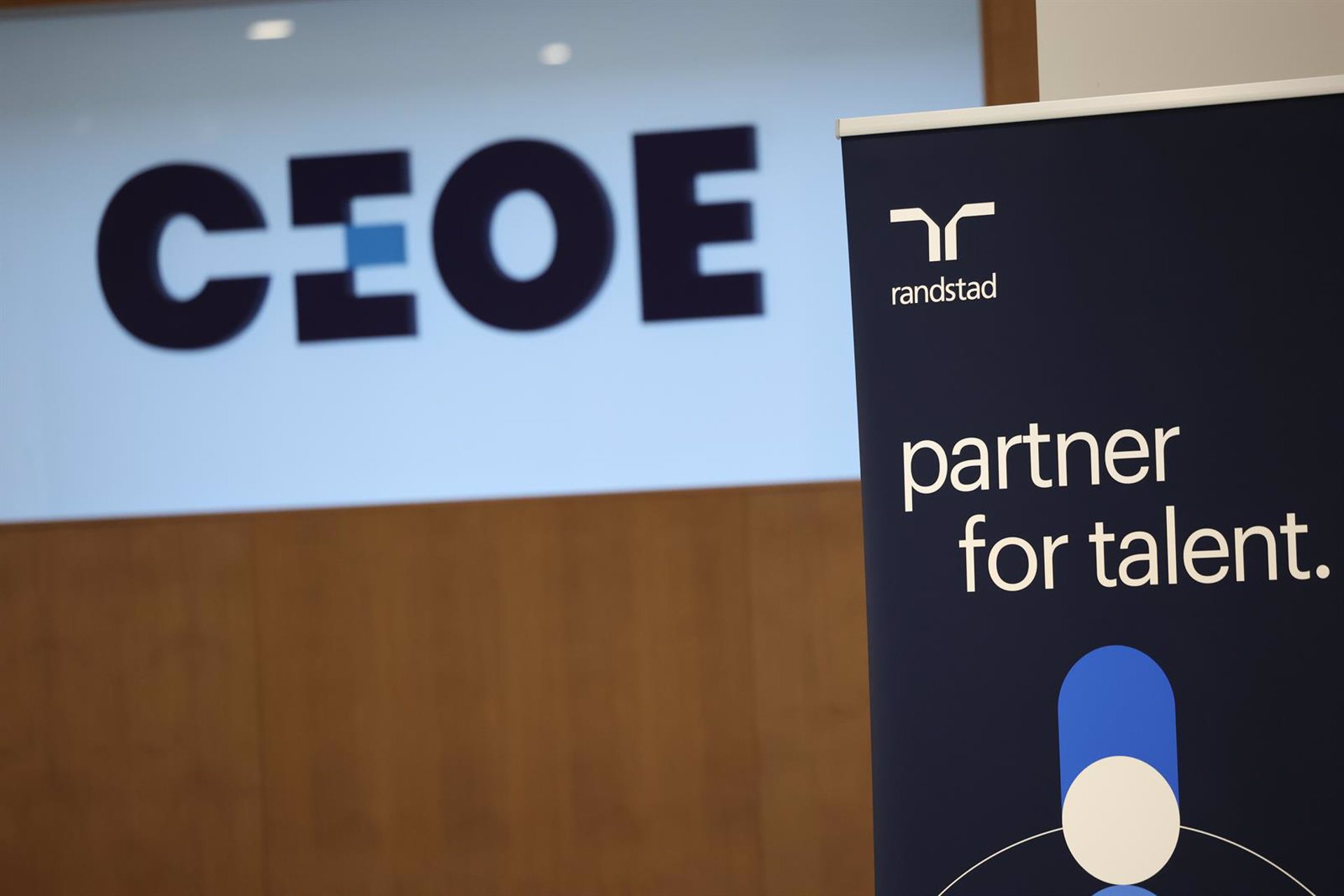 CEOE pide al Gobierno priorizar las necesidades de la industria de conexión a la red eléctrica