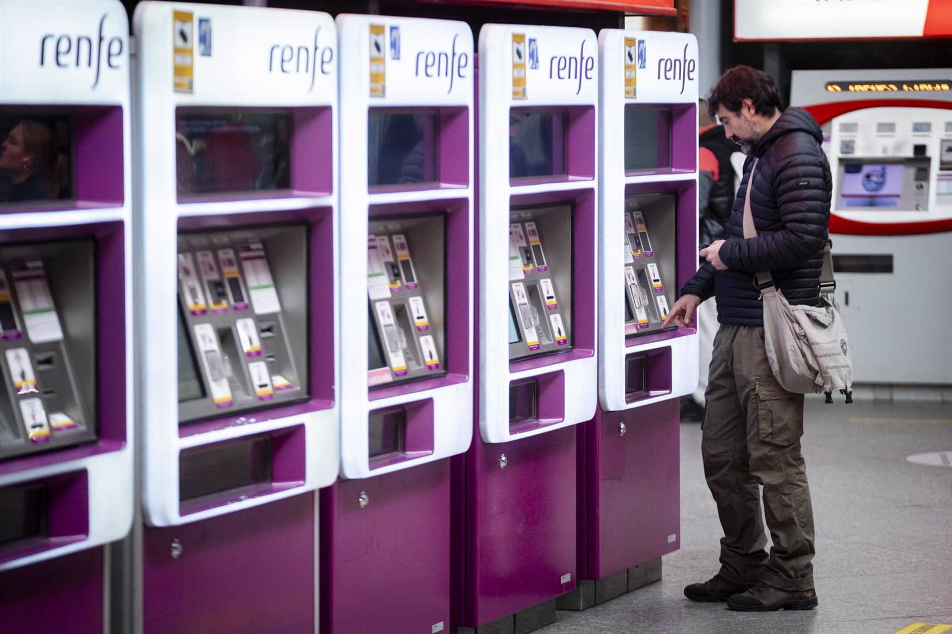 Renfe invertirá 5 millones de euros en terminales de venta en trenes y en el check-in de las estaciones