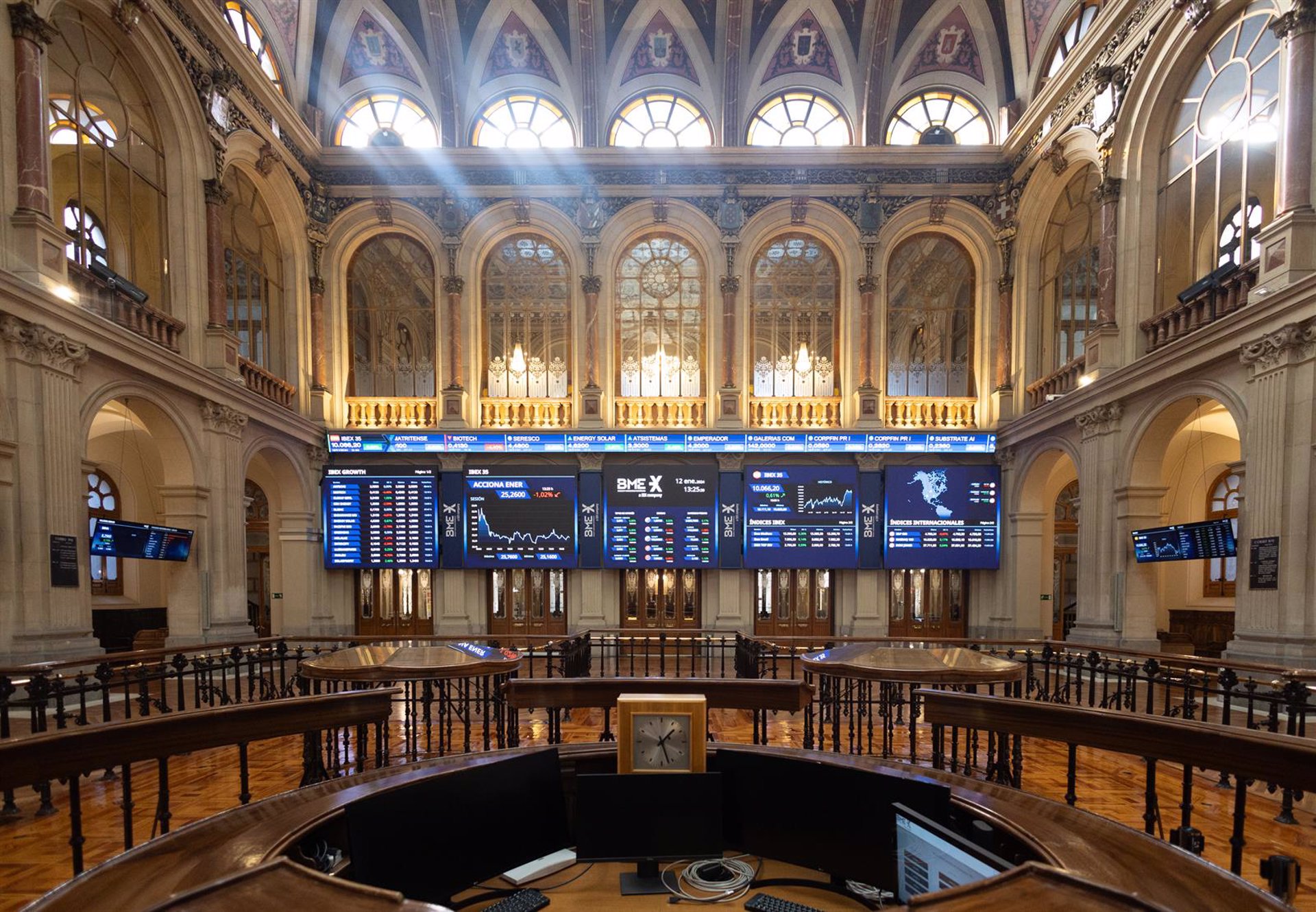 El Ibex 35 arranca la semana a la baja (-0,15%), por encima de los 10.000 puntos