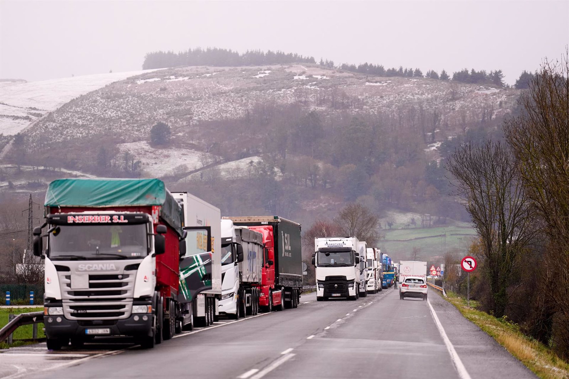 Los transportistas piden garantizar la libre circulación de mercancías ante las protestas de agricultores