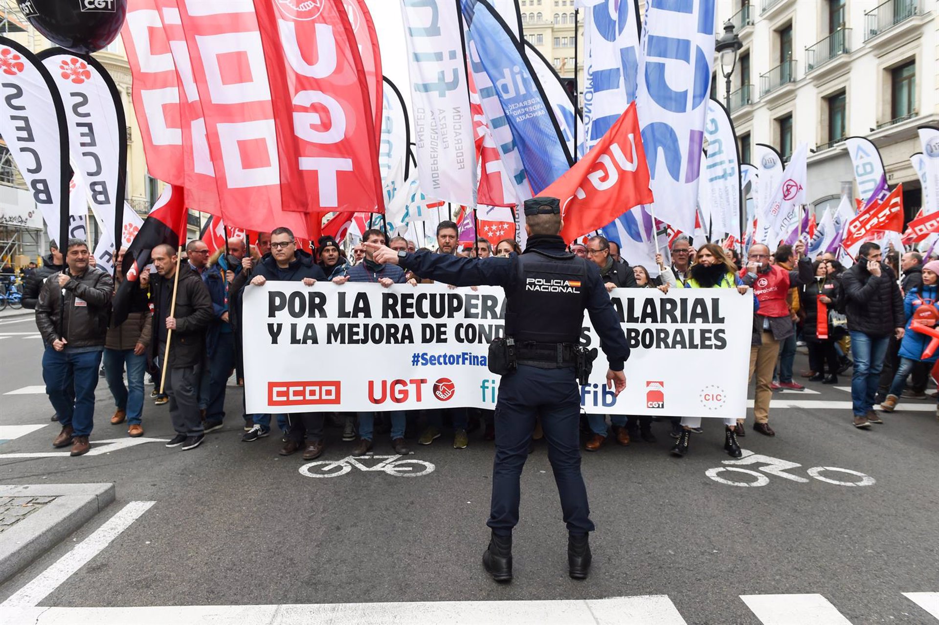 Unos 3.000 empleados de banca se manifiestan en Madrid para pedir mejoras laborales, según sindicatos