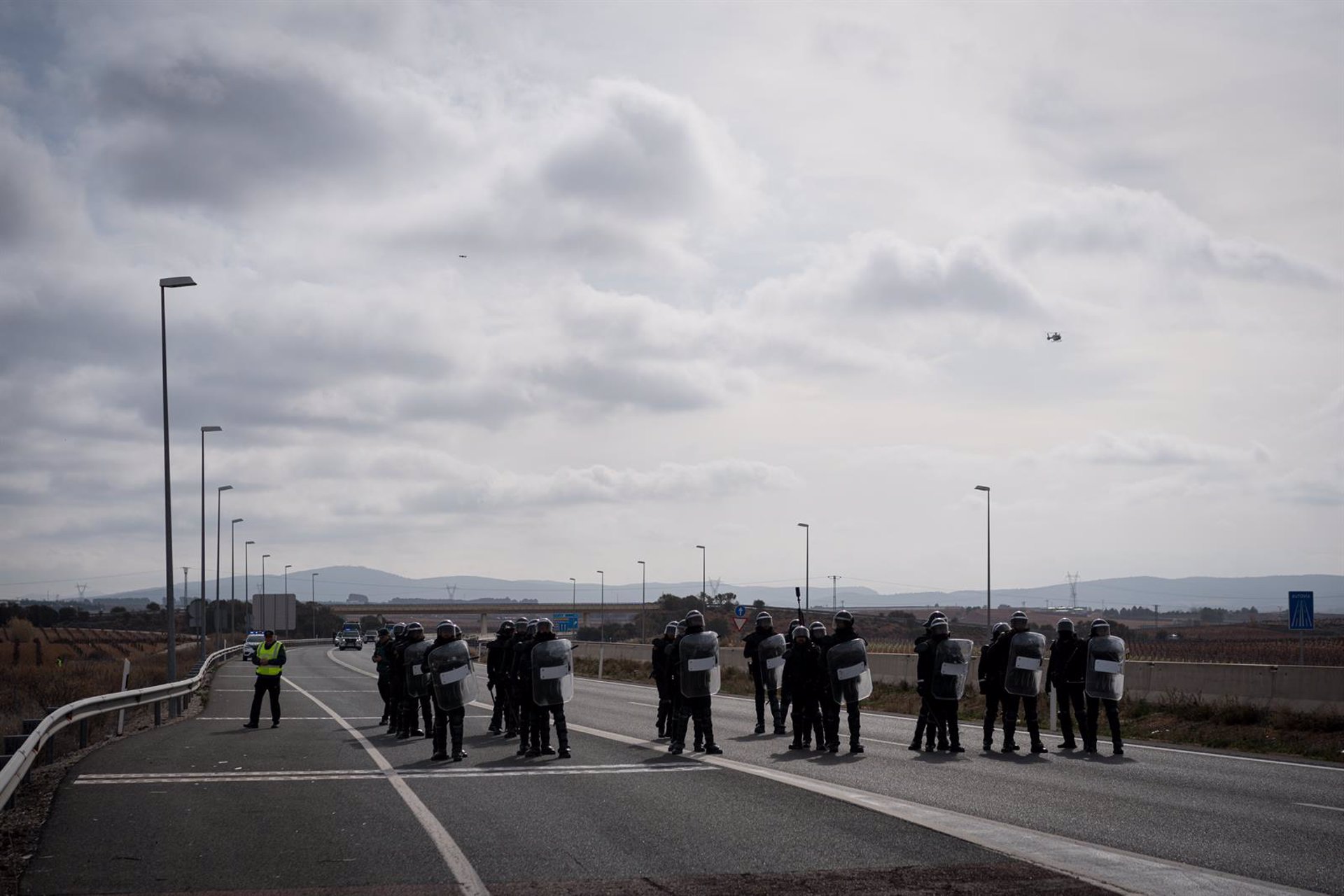 Los agricultores cortan la A-3 a la altura de Chiva (Valencia) en el quinto día consecutivo de protestas