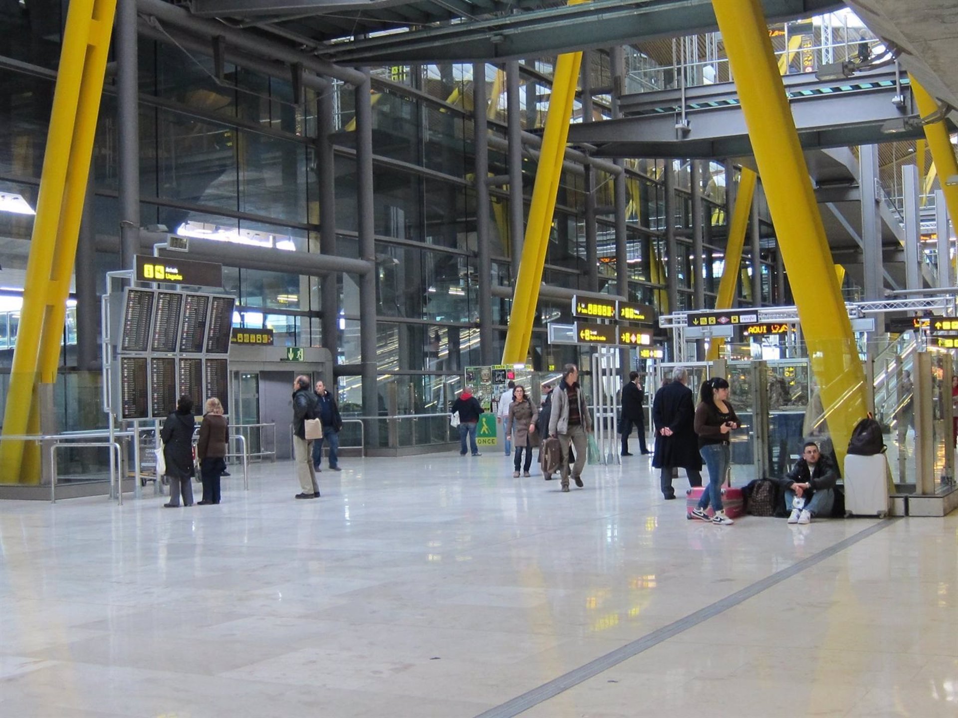 Los aeropuertos españoles cierran enero con récord histórico de pasajeros y de carga