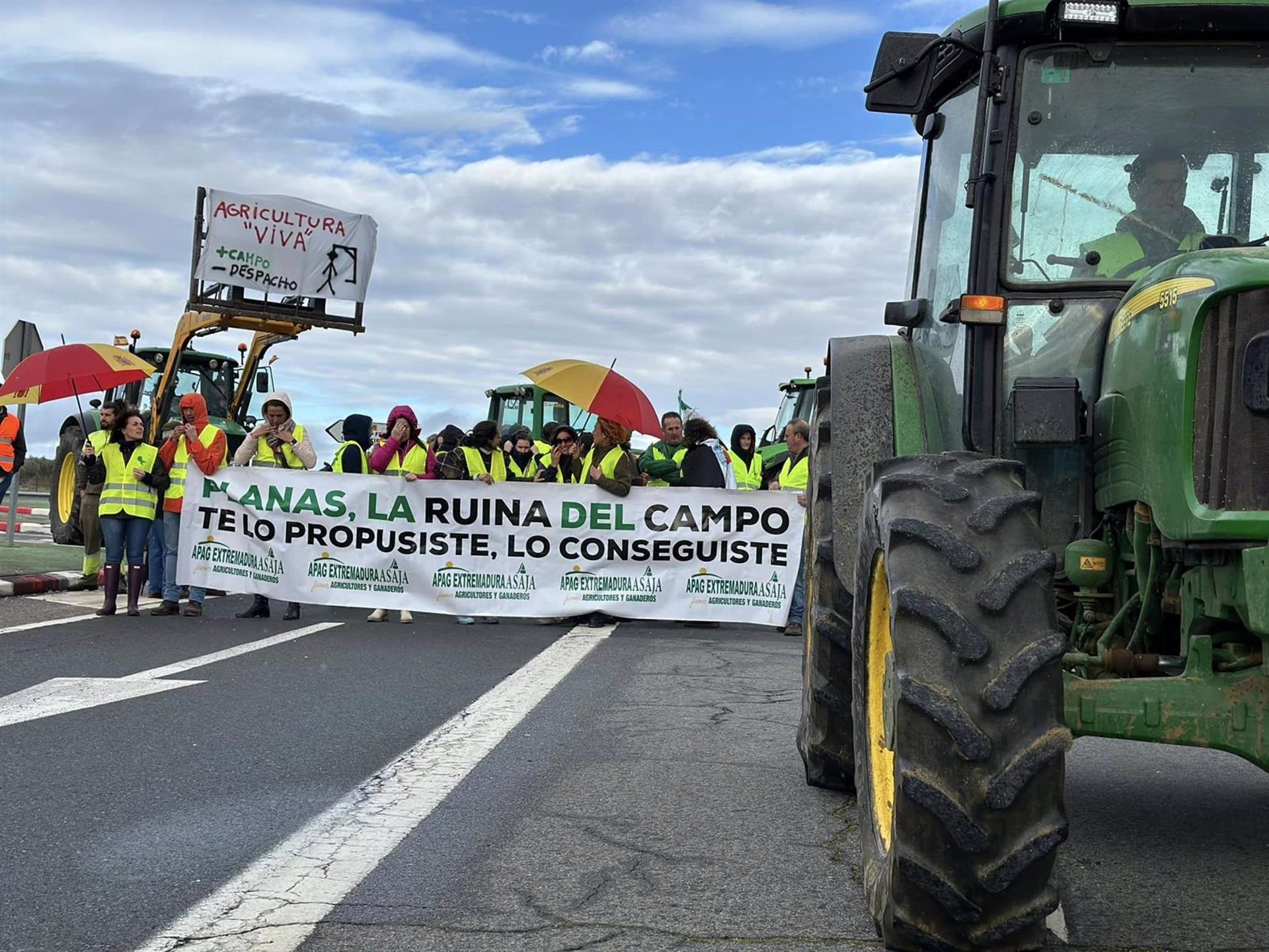 Planas se reúne con Asaja, COAG y UPA este jueves tras intensificarse las protestas y tractoradas del campo