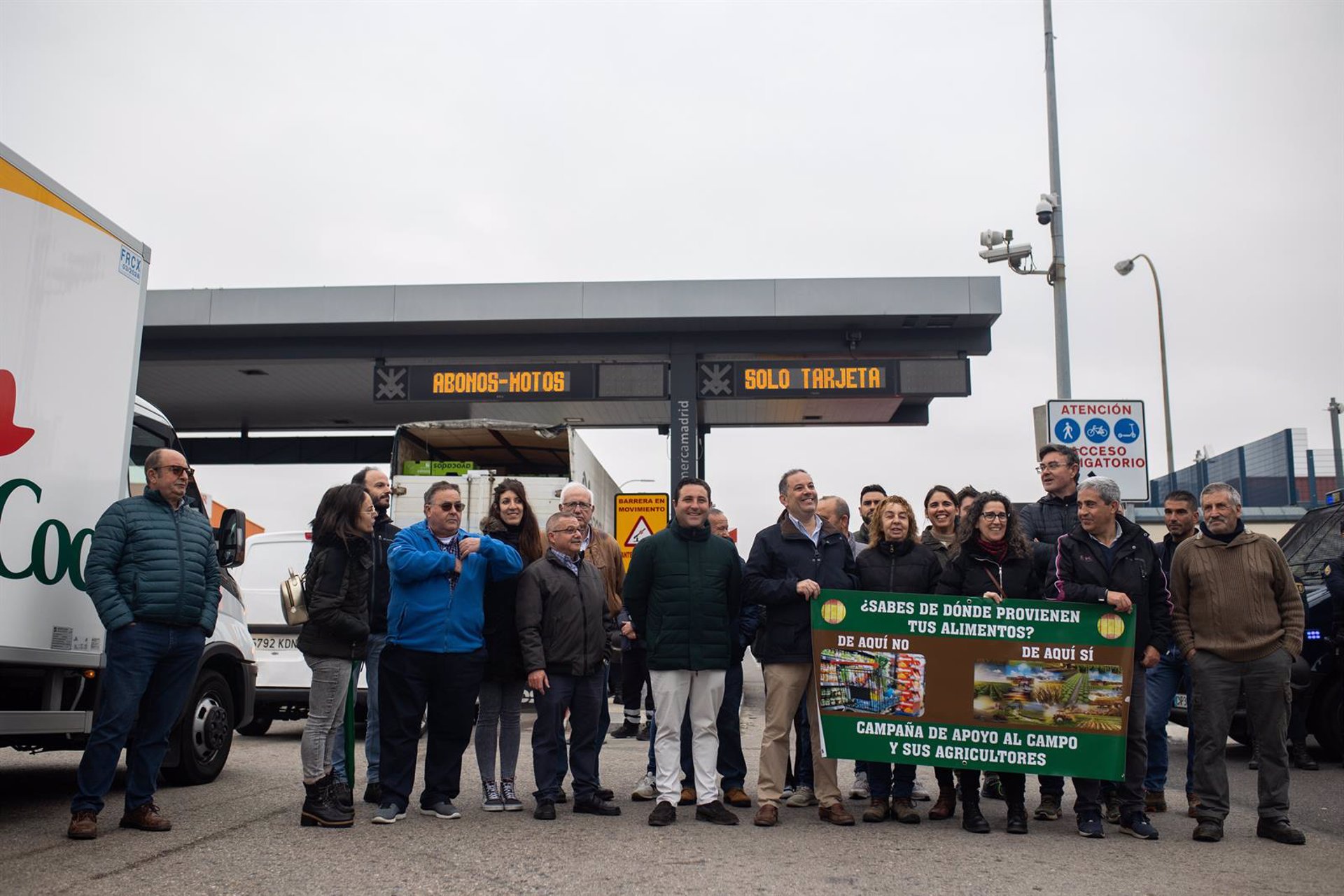 Una treintena de agricultores se concentra sin incidentes en Mercamadrid ante una fuerte presencia policial