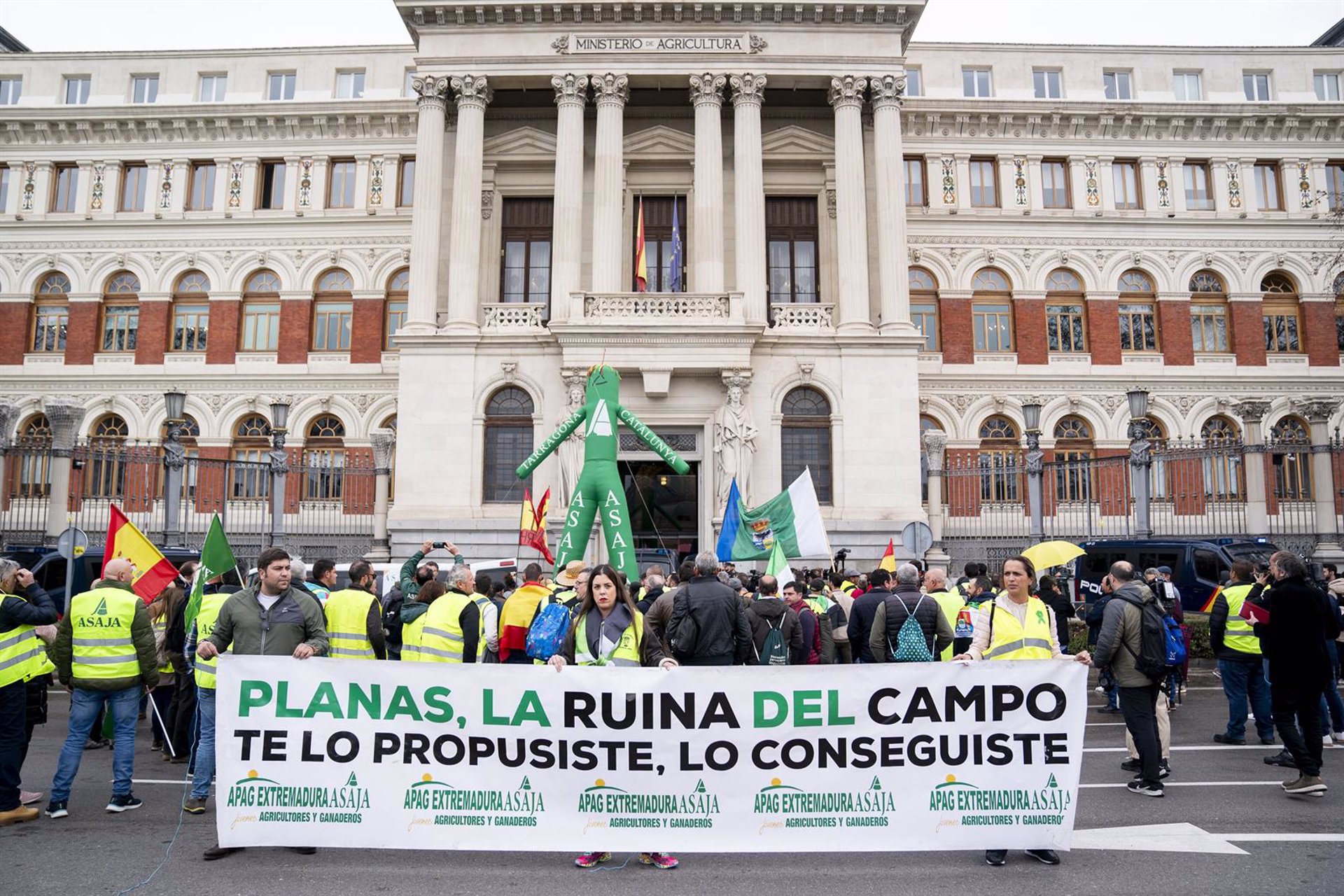 Una veintena de tractores se dirige por carreteras regionales a la sede del Ministerio de Agricultura