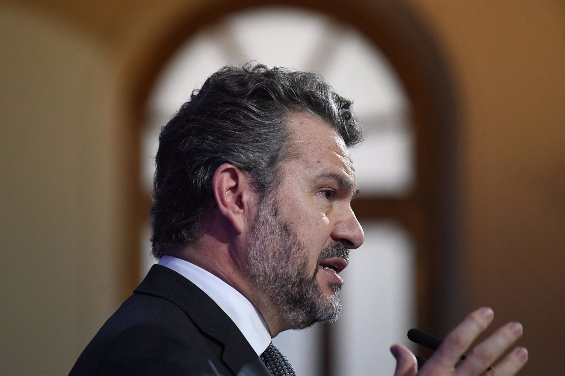 Los españoles invierten sobre todo en acciones y fondos y no suelen cambiar de bróker, según la CNMV