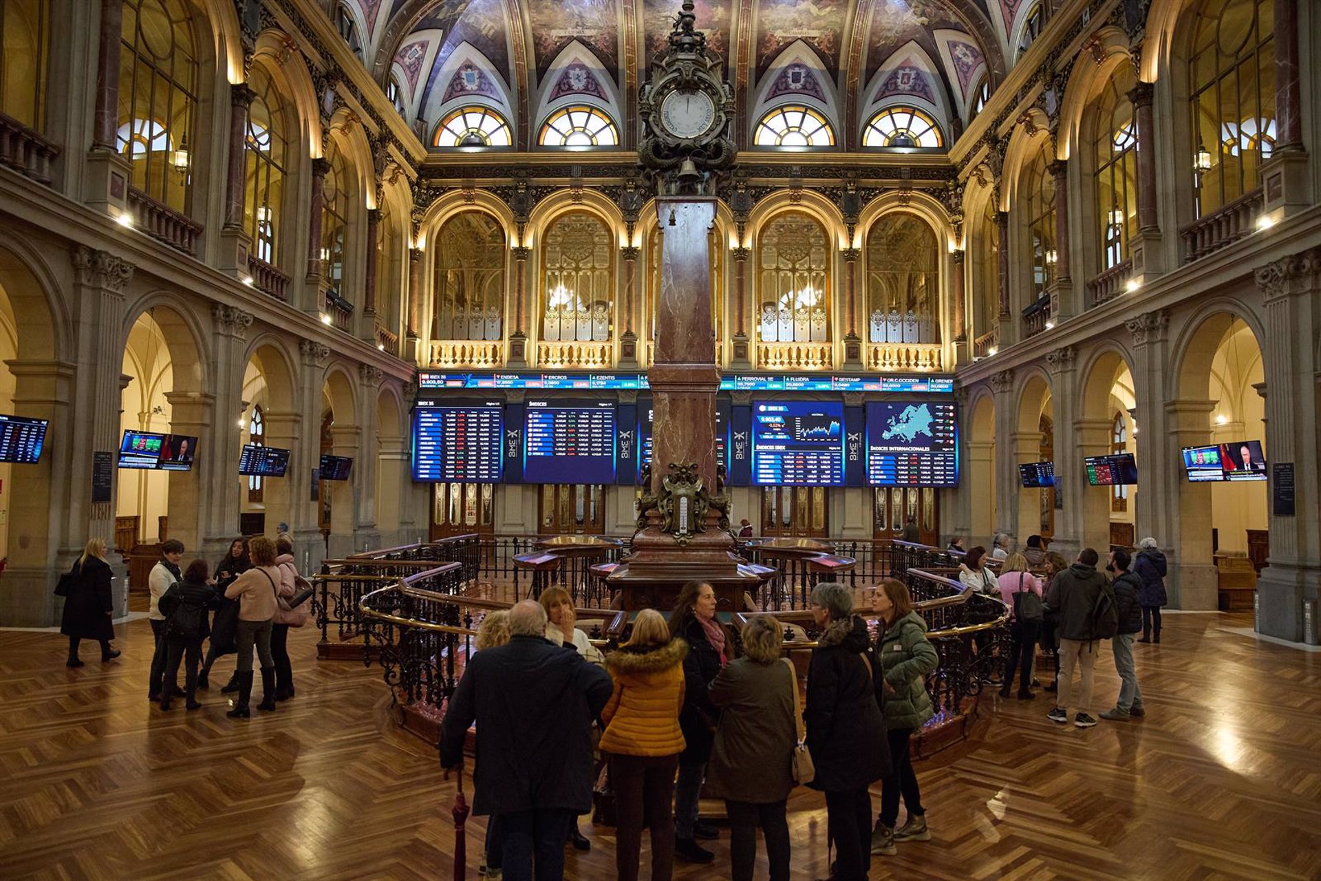 El Ibex 35 sube un 0,1% al cierre y consigue mantener los 9.900 enteros