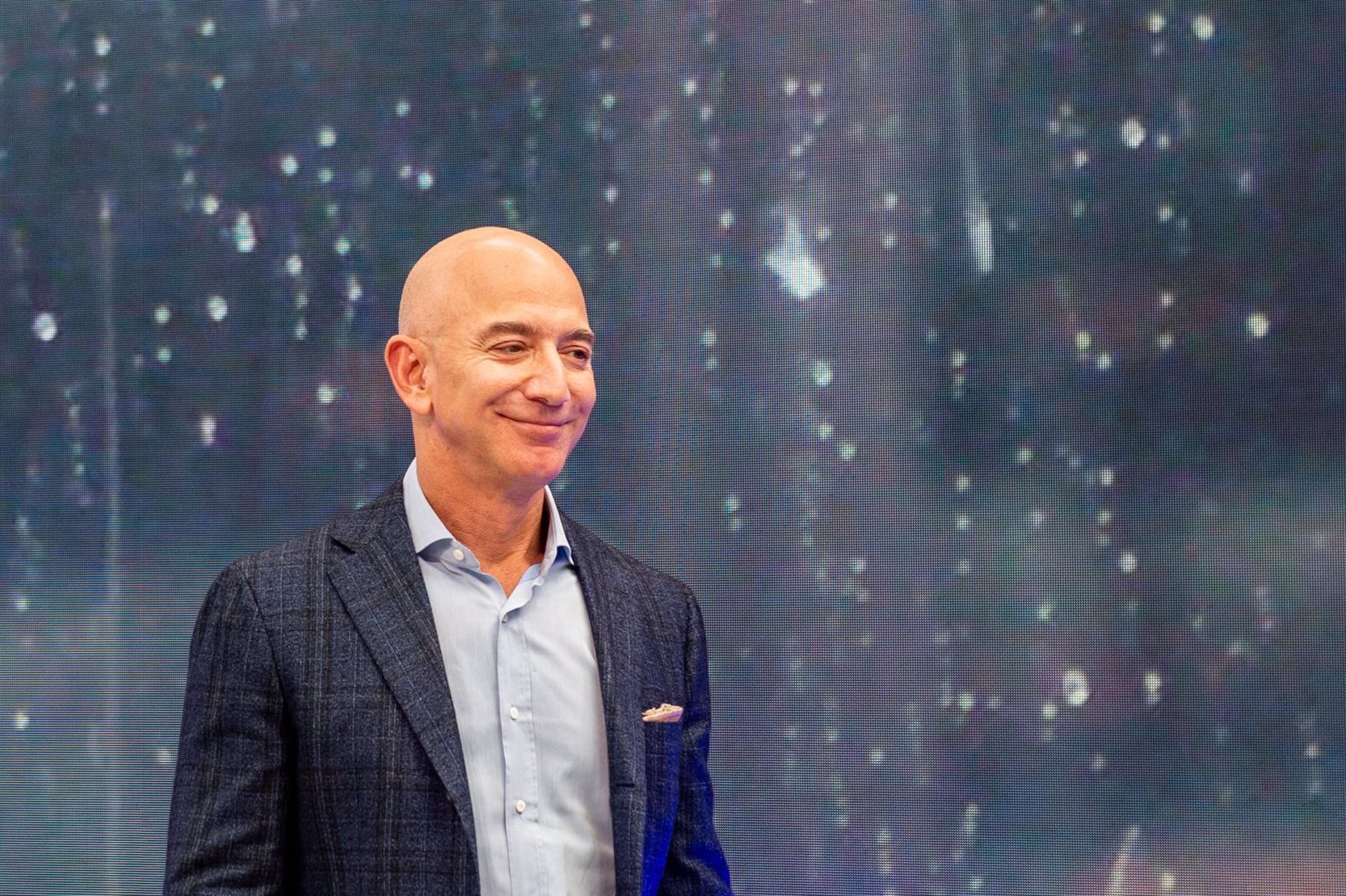 Jeff Bezos vende otro paquete de 12 millones de acciones de Amazon por más de 2.000 millones de dólares