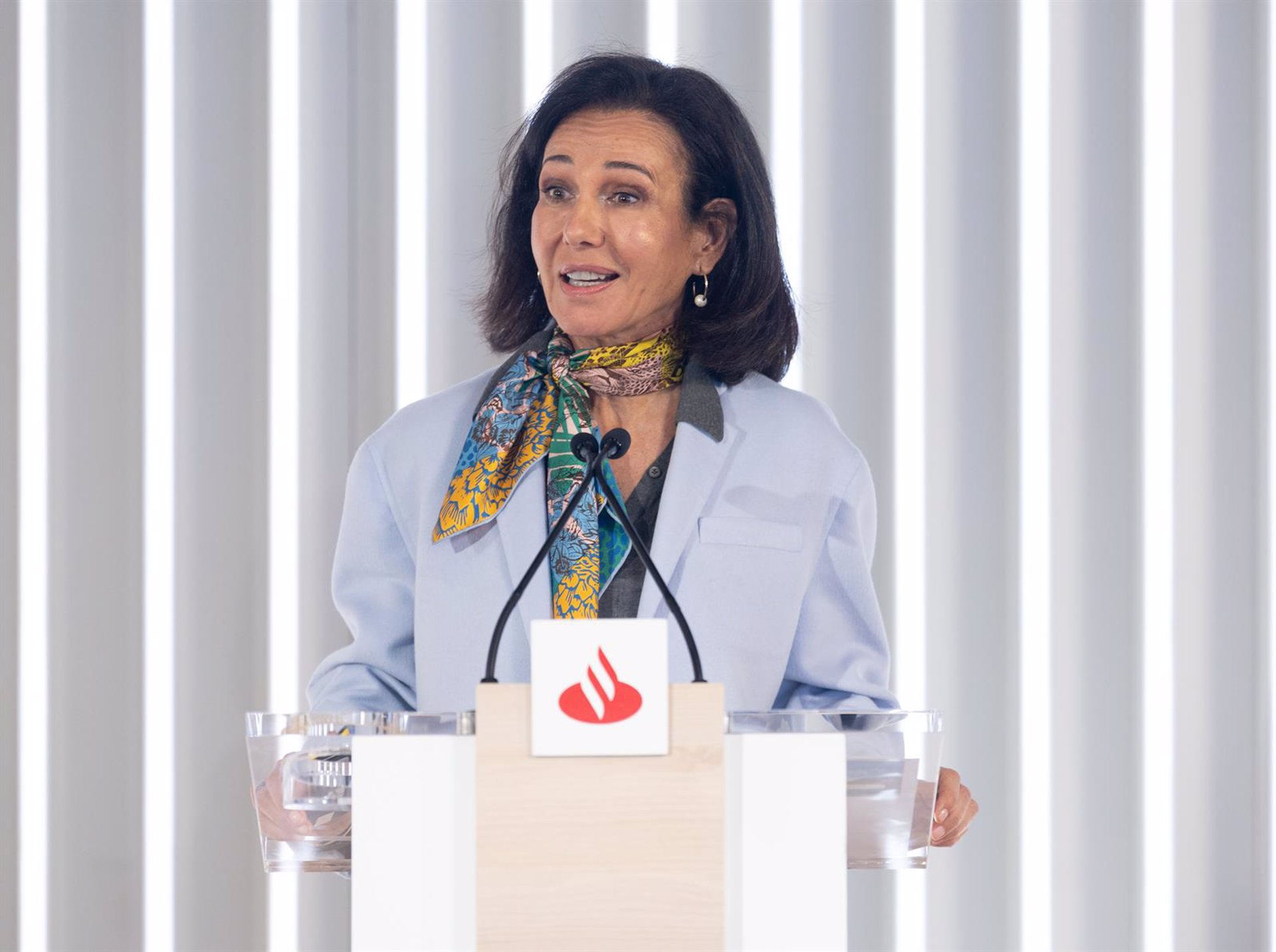 Ana Botín ganó 12,2 millones de euros en 2023 como presidenta del Santander, un 4% más Ana Botín ganó 12,2 millones de euros en 2023 como presidenta del Santander, un 4% más