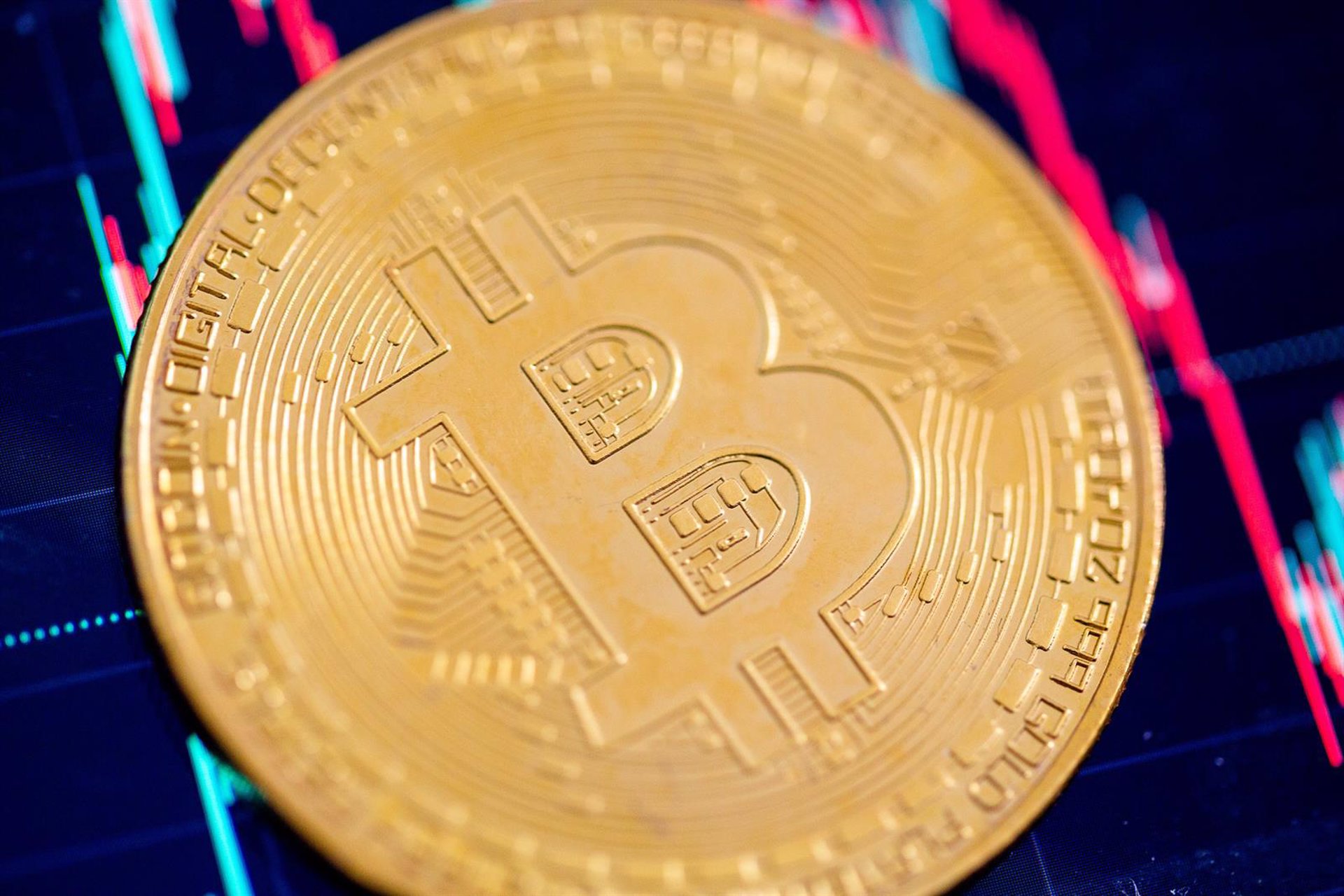 El bitcoin supera los 61.000 dólares por primera vez desde 2021 y avista sus máximos históricos