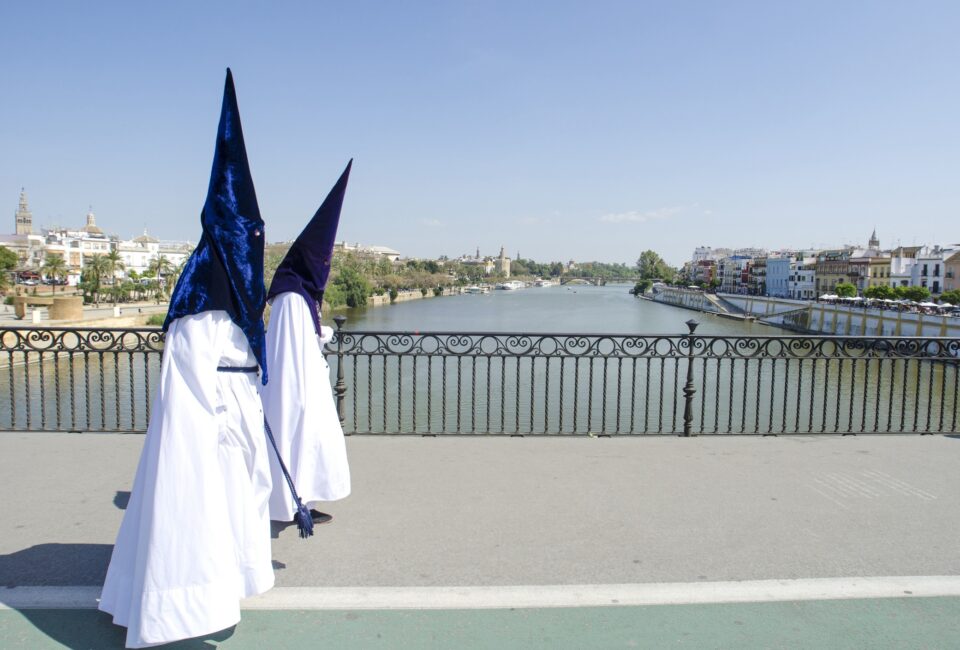 Penitentes por el Puente de Triana. Sevilla