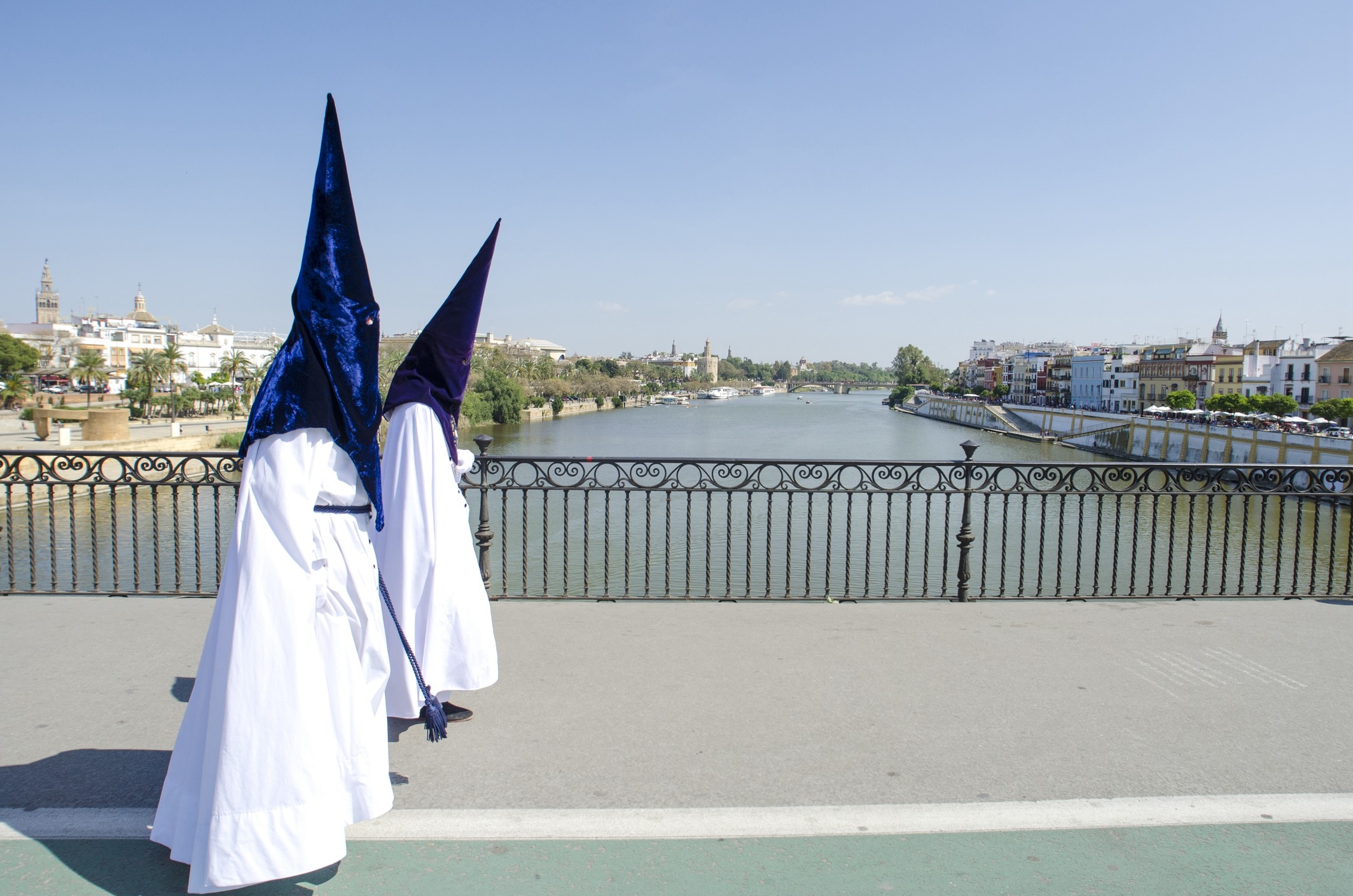 Penitentes por el Puente de Triana. Sevilla