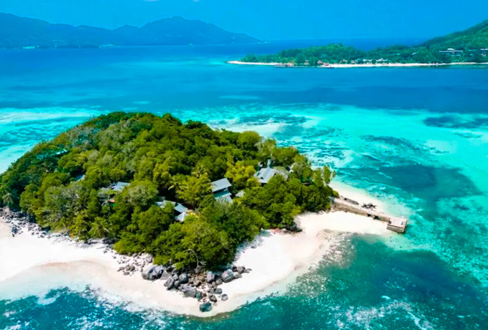 Este es el lujoso (y rústico) rincón escondido de las Seychelles accesible sólo en barco