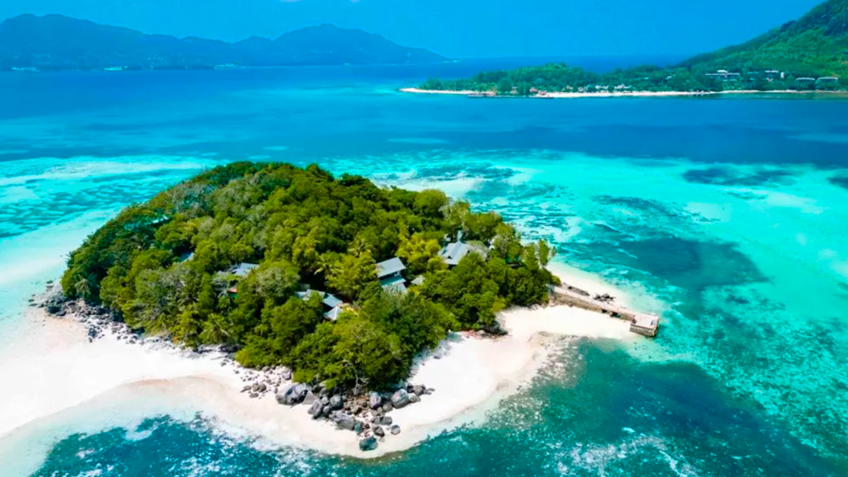 Este es el lujoso (y rústico) rincón escondido de las Seychelles accesible sólo en barco