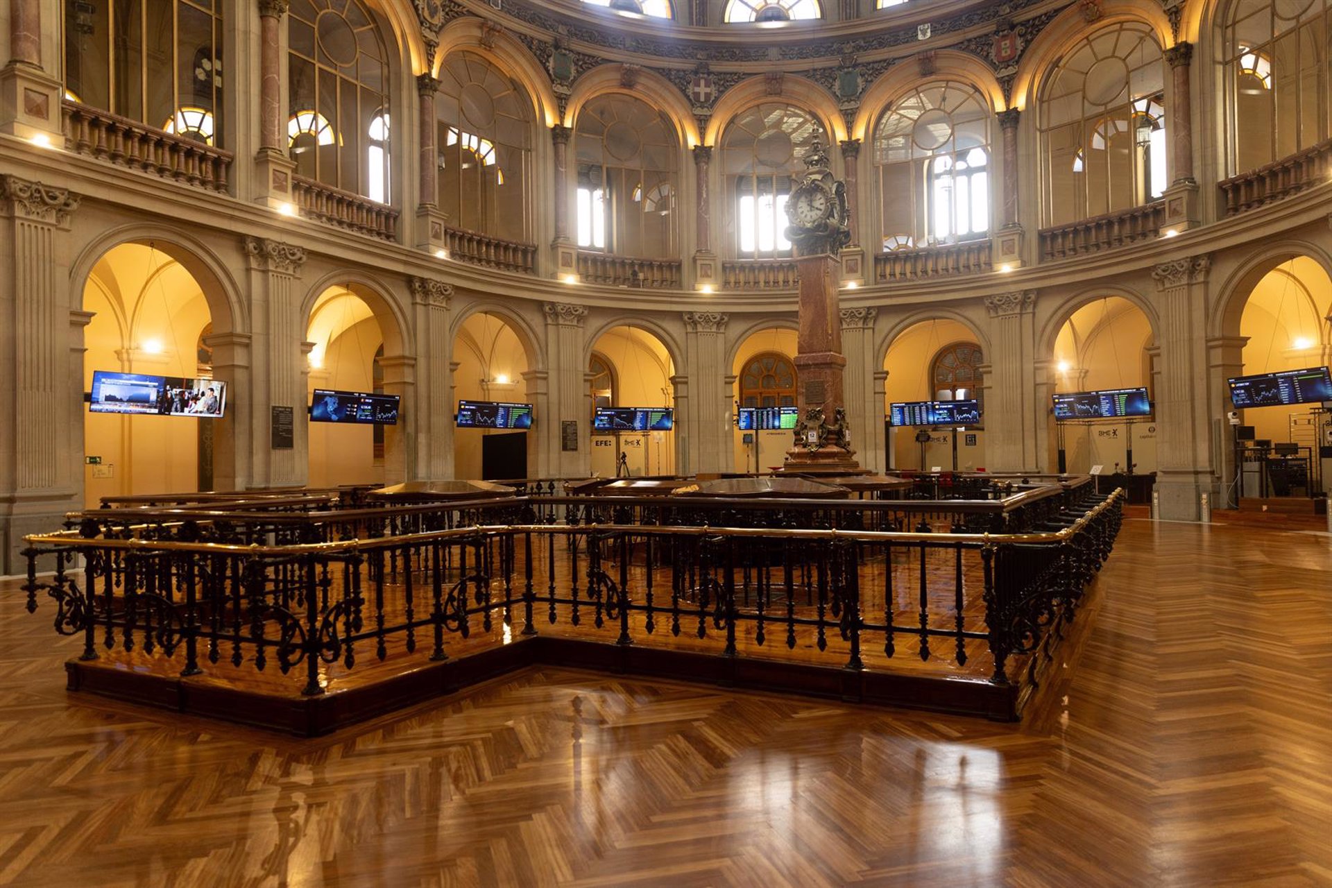 El Ibex 35 se impulsa un 2,39% en la semana, hasta superar superar los 10.300 puntos