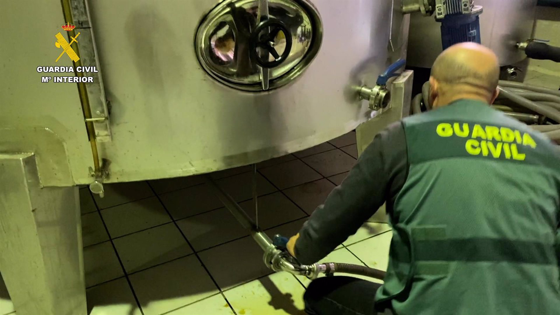 Economía-Detectan 18.400 botellas embotelladas en La Rioja y comercializadas bajo denominación de origen vinos de Málaga