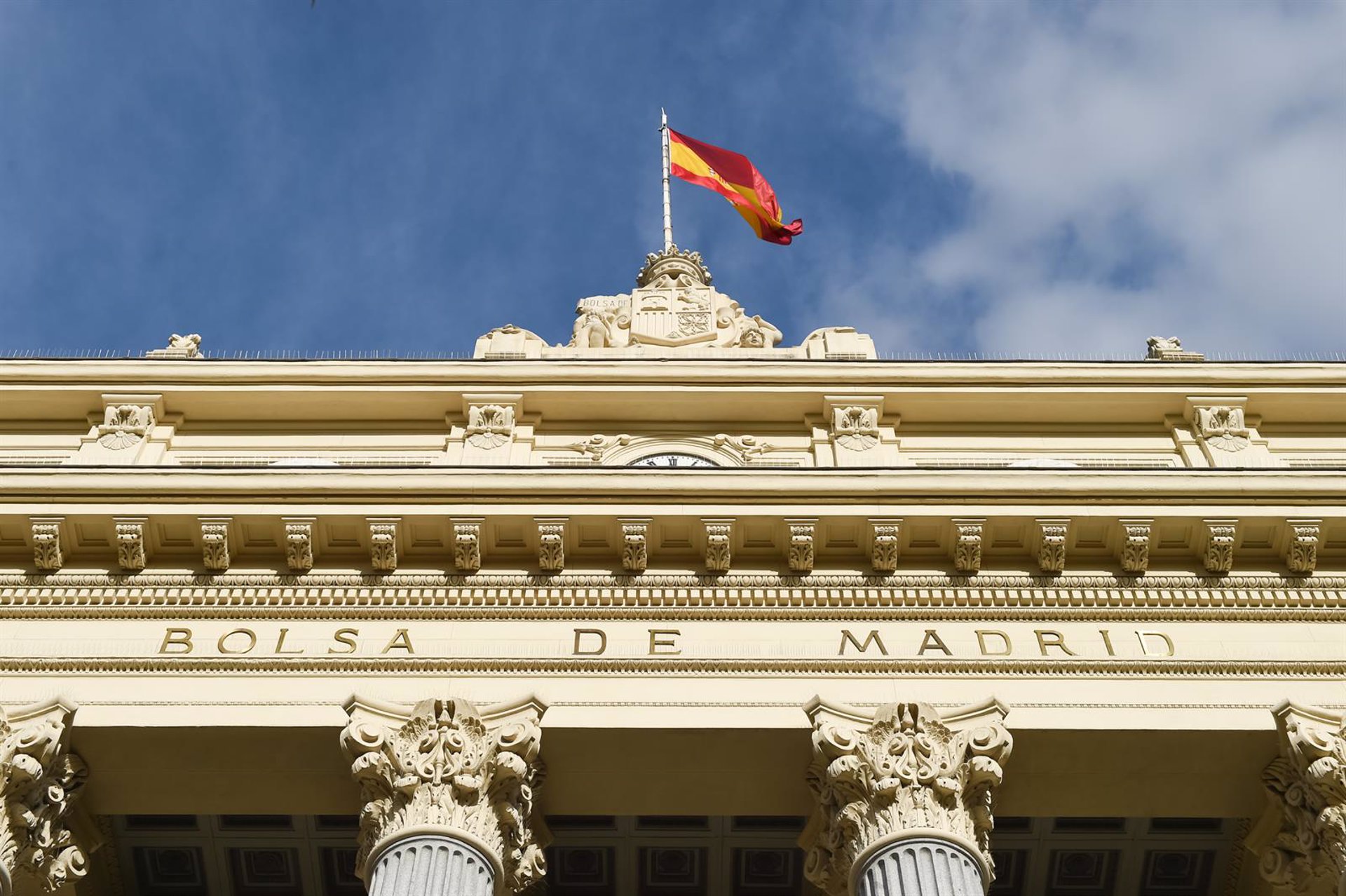 El Ibex escala un 0,61% y ya araña los 10.400 puntos