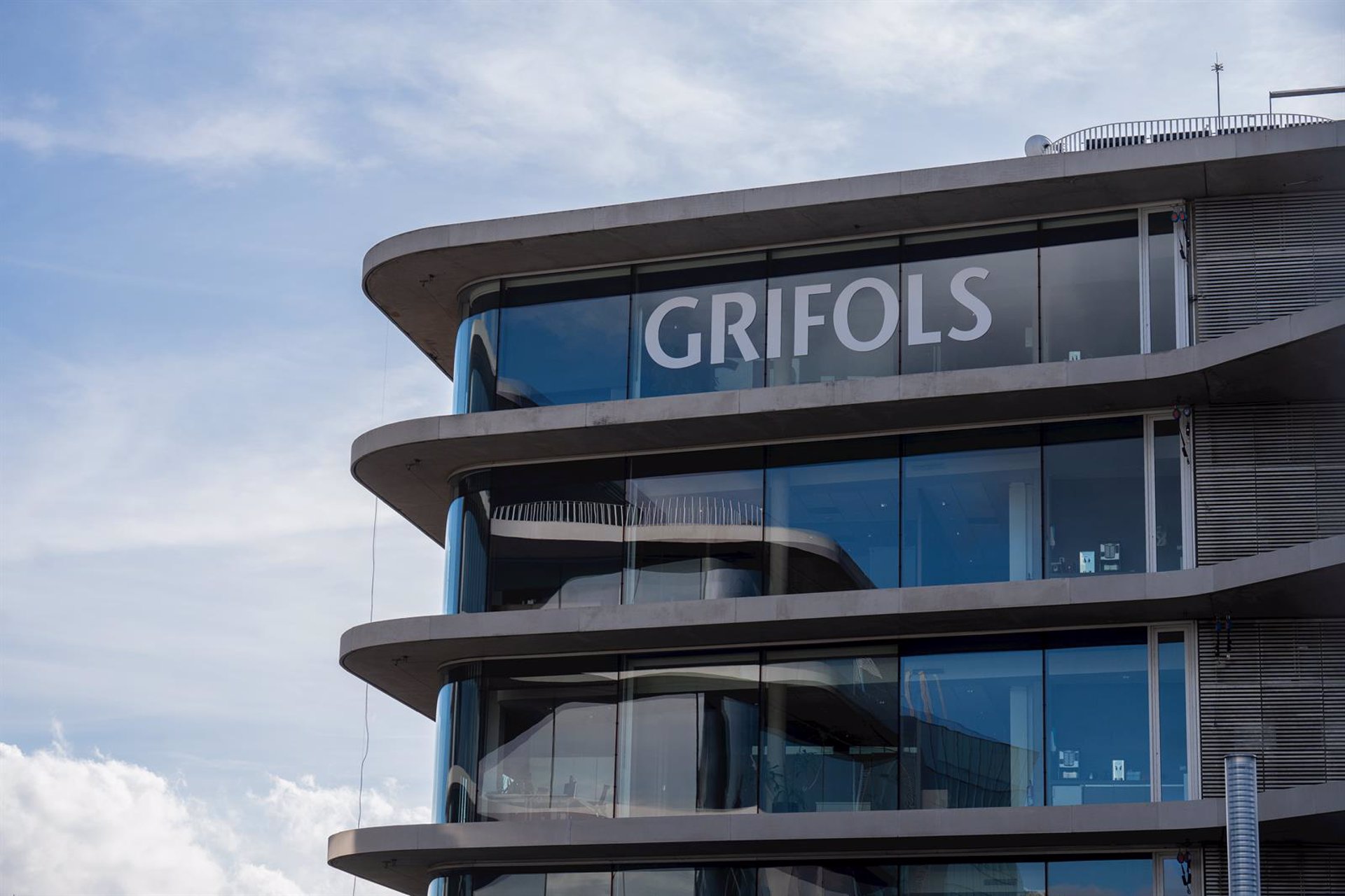 Grifols cae un 9% en la semana por las rebajas de ‘rating’ de agencias pese al rebote de este viernes