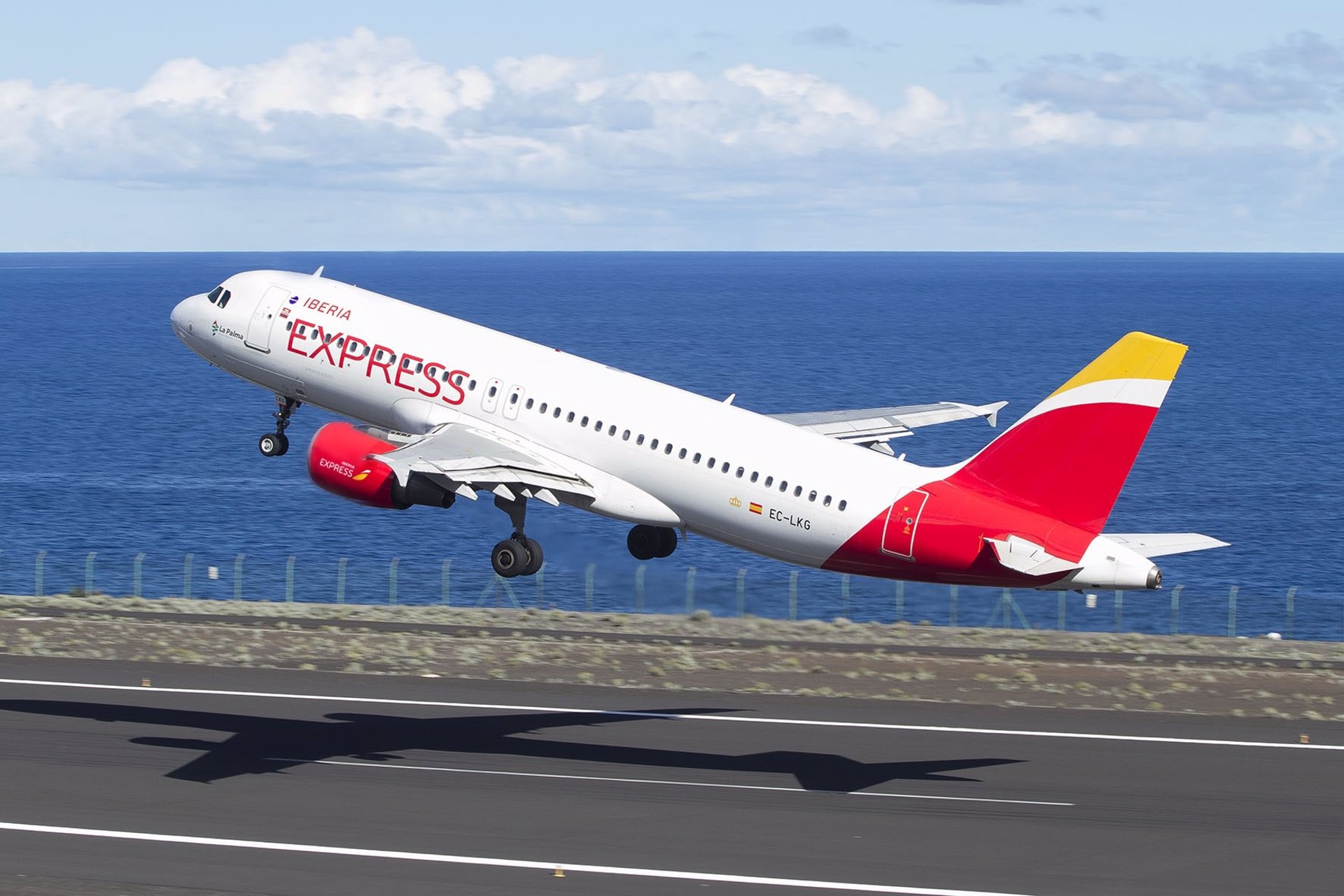 Iberia Express se refuerza en Semana Santa con 150 vuelos adicionales, la mayoría a Canarias