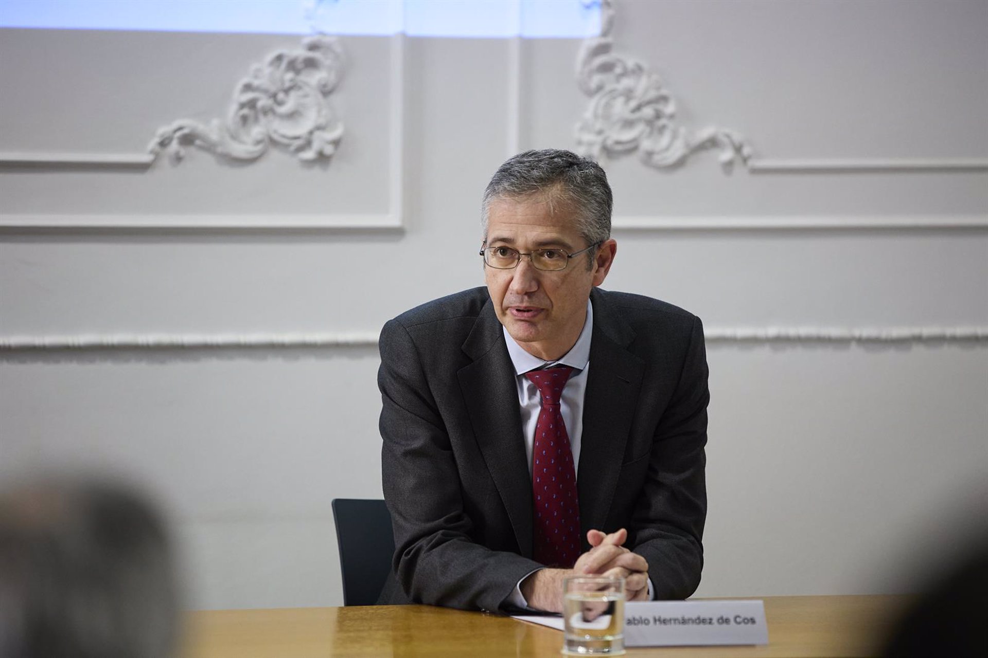 La concentración bancaria explica en parte la demora en retribuir más los depósitos, según De Cos