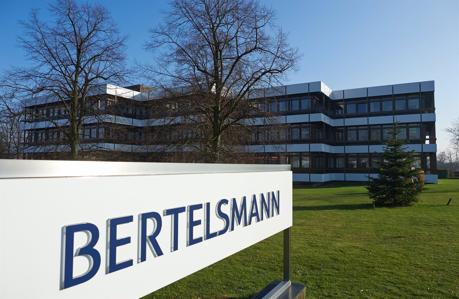 El grupo editorial Bertelsmann gana 923 millones de euros en 2023, un 37,6% más, y mantiene el dividendo