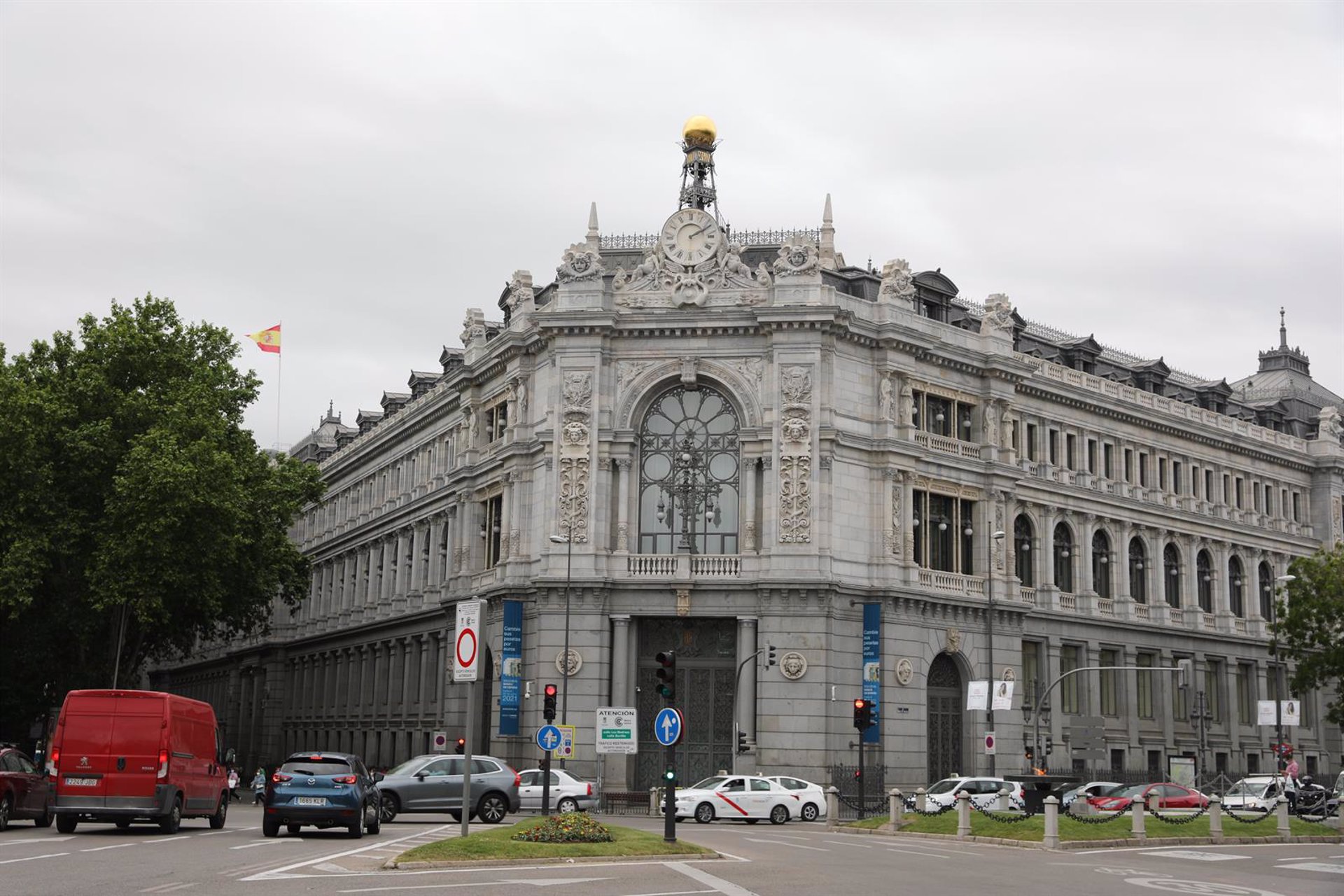 Familias y empresas aumentan sus depósitos en 3.000 millones en febrero, hasta los 1,304 billones