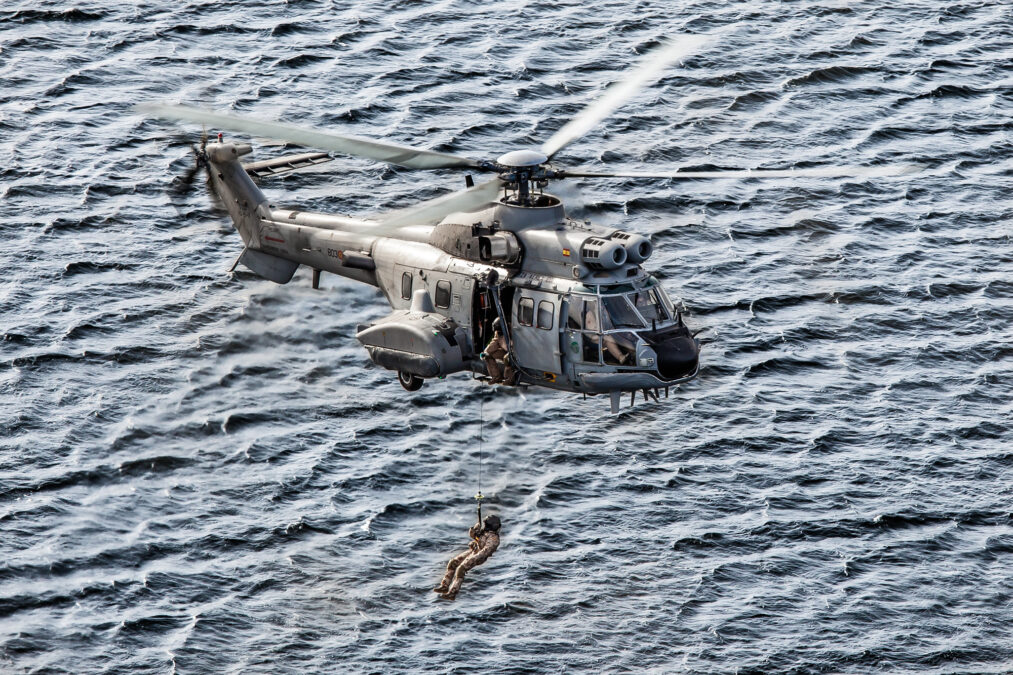 Un Super Puma con la grúa de rescate activada (Javier García Urbón)