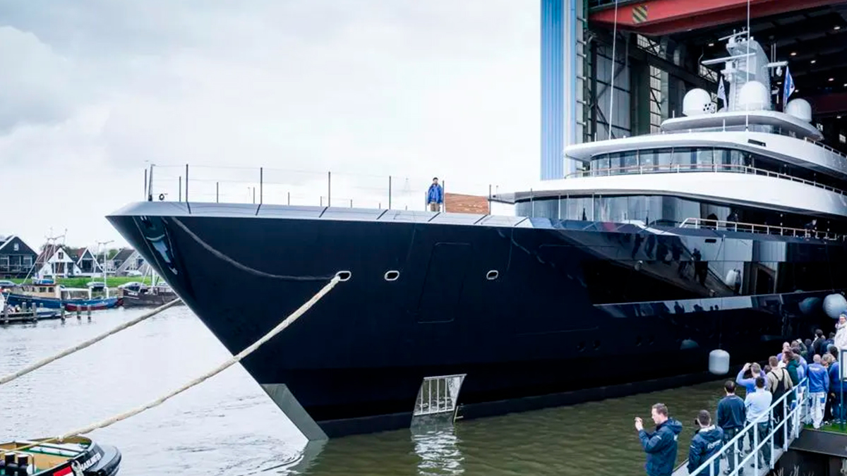 El primer yate eléctrico híbrido de Feadship ya está en el agua (y su propietario es español)