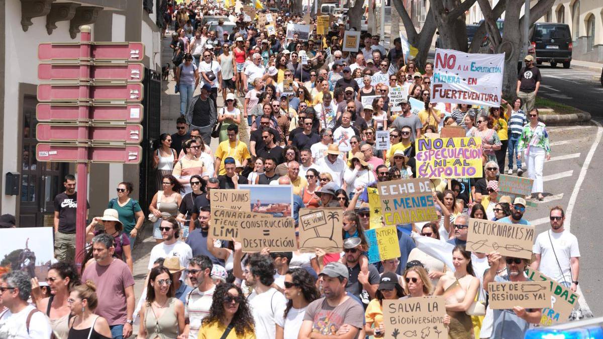 Canarias dice «basta» al turismo masivo en una huelga multitudinaria en las 8 islas