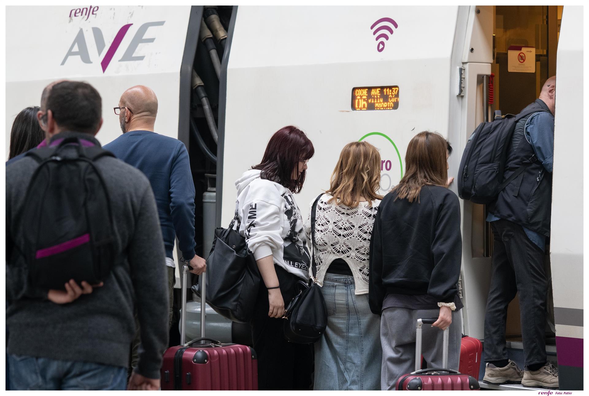 Renfe lanza una promoción para viajar por 40,25 euros a Sevilla durante la Feria de Abril