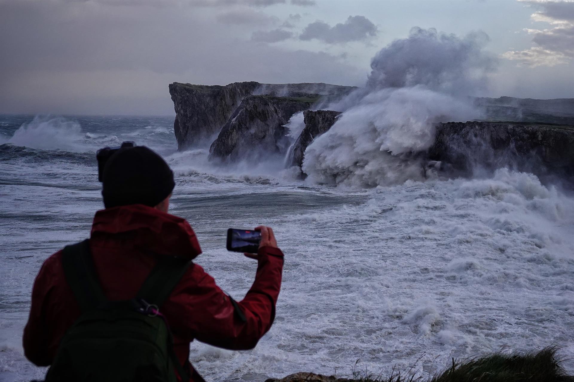 Un total de 6 provincias del norte peninsular estarán este martes con avisos por viento y olas, con temperaturas al alza