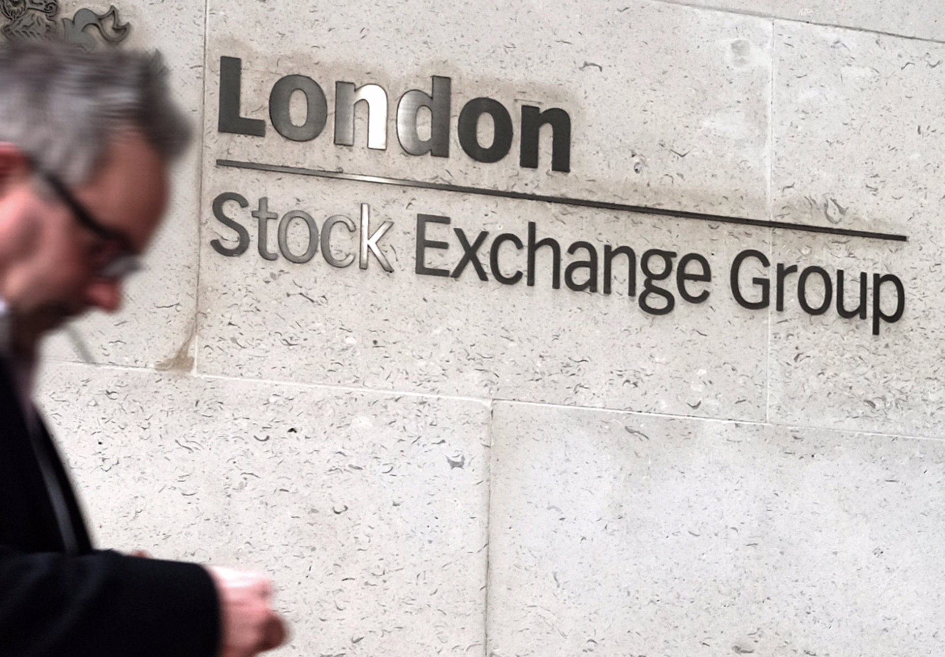 El FTSE 100 de Londres supera por segunda vez en su historia los 8.000 puntos, aunque los pierde al cierre