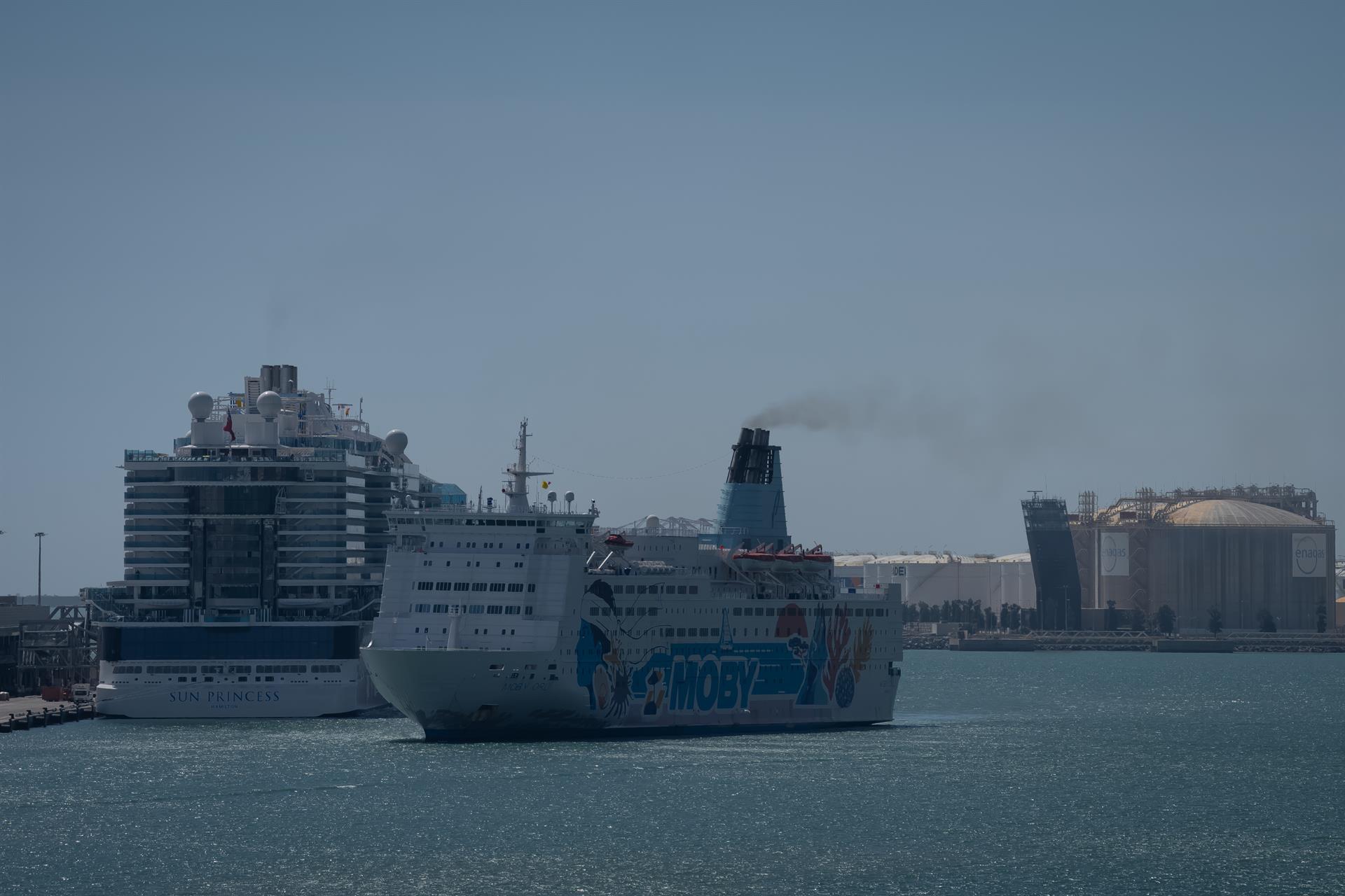 Llega el ferry habilitado para los bolivianos que esperan en el Puerto de Barcelona