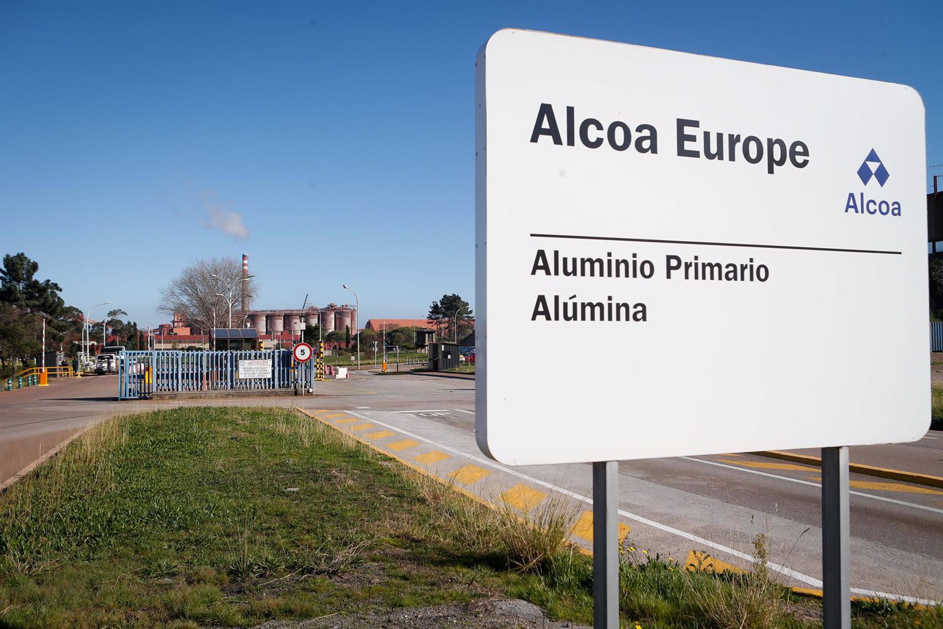 Alcoa ve «incierto» el éxito de la venta del complejo de San Cibrao, por lo que aboga por medidas laborales